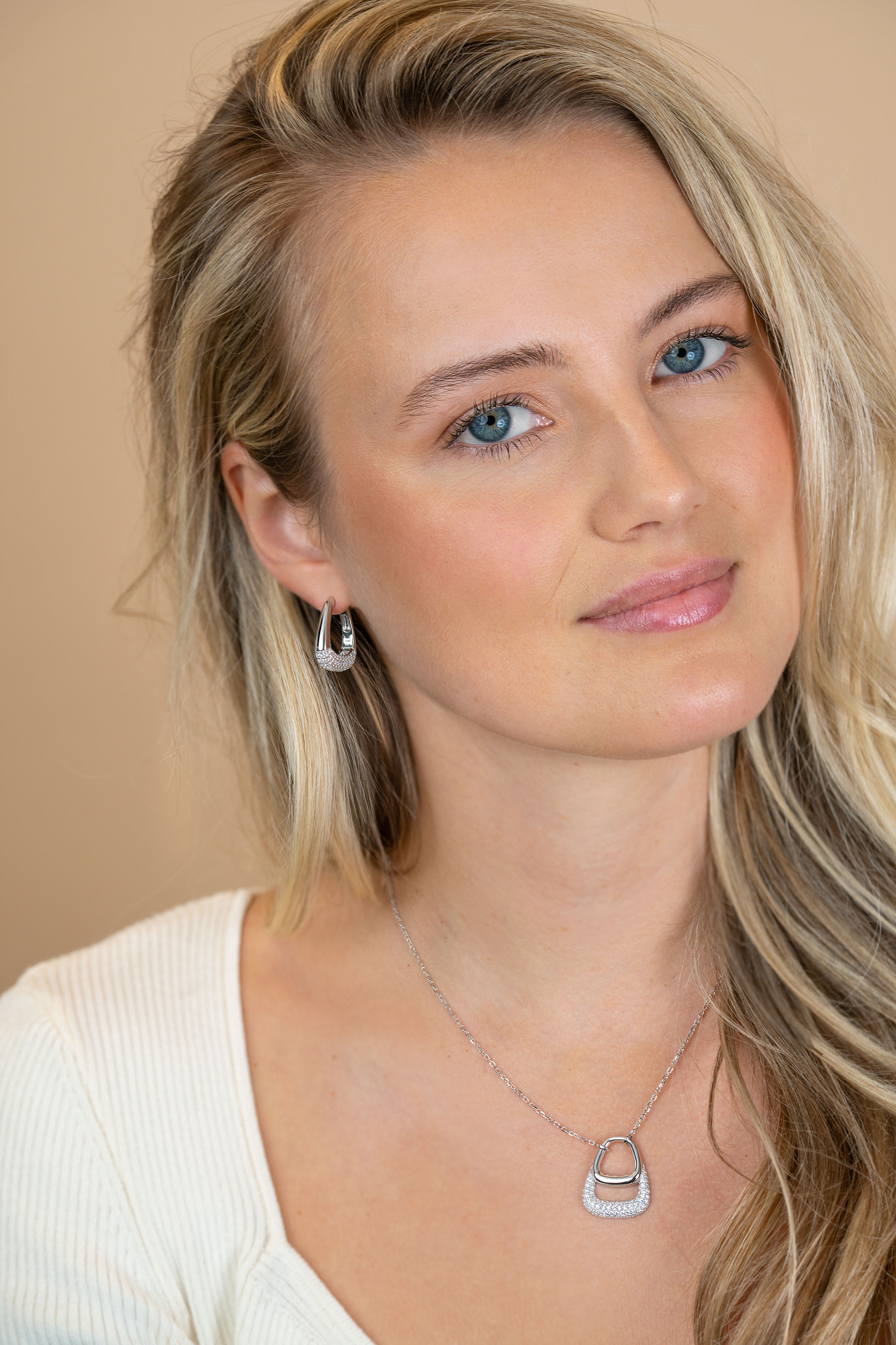 21mm ZINZI zilveren oorringen glad in een trendy tasvorm, sierlijk bezet met witte zirkonia's en luxe klapsluiting ZIO2806