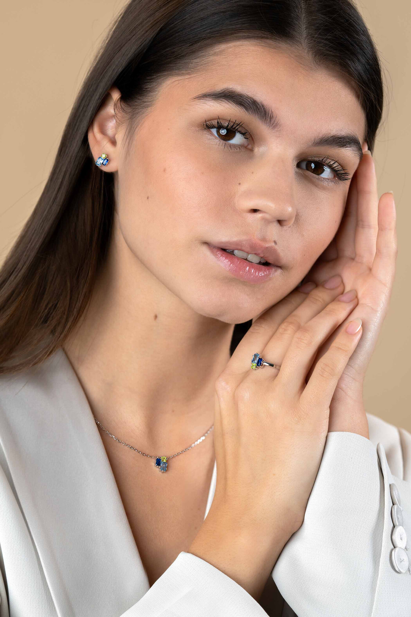 ZINZI zilveren ring met rechthoekige zettingen, bezet met licht groene, licht blauwe en saffier blauwe kleurstenen ZIR2496C