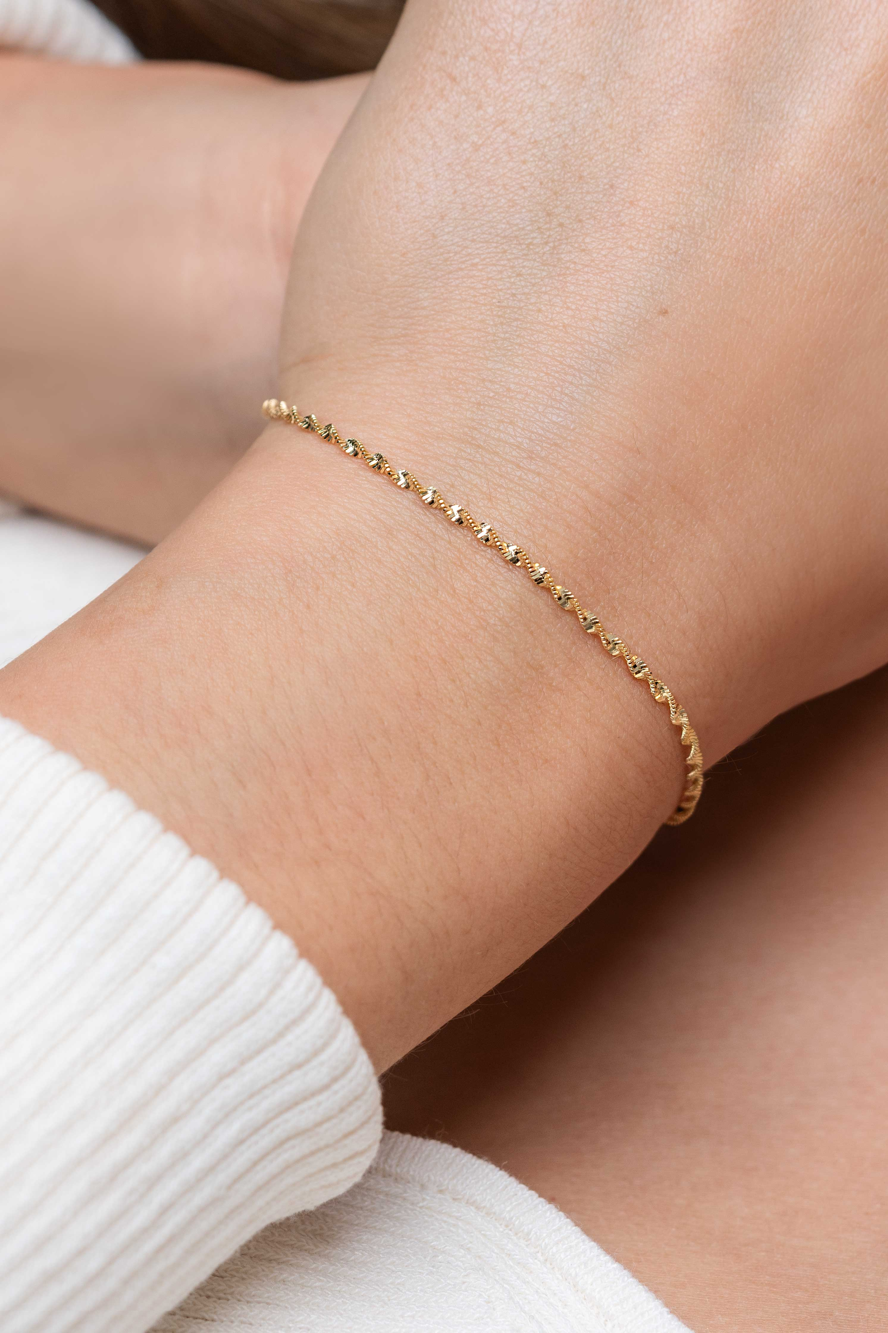 ZINZI gold plated zilveren singapore armband met glinsterende gedraaide schakels 1,9mm breed 17-20cm ZIA2585G
