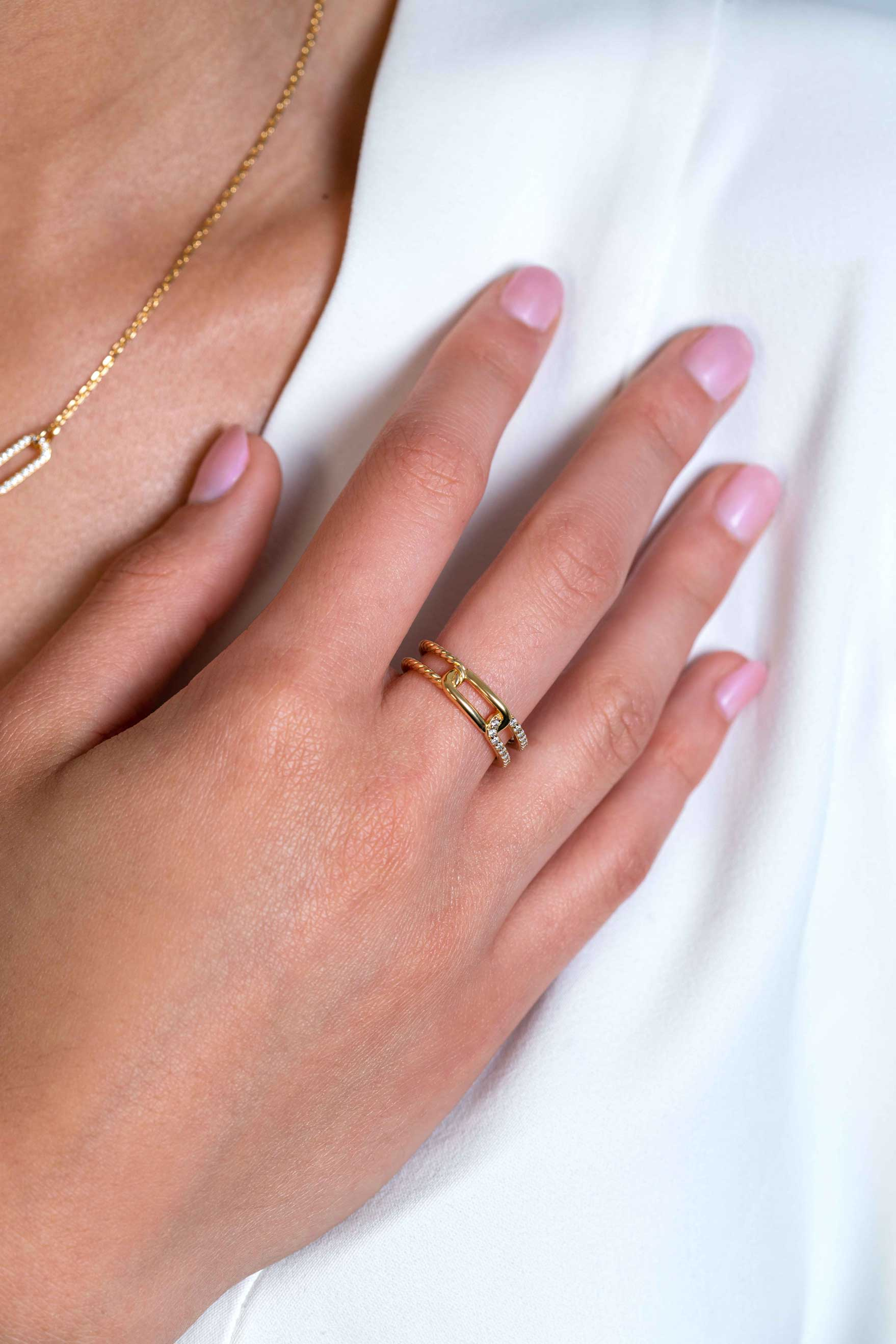 ZINZI gold plated zilveren luxe ring 5mm breed met drie paperclip schakels, glad bewerkt witte zirconia's ZIR2330YC