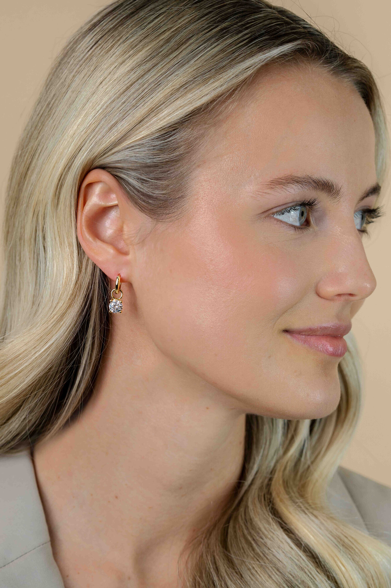 ZINZI gold plated zilveren oorbedels rond 6,5mm wit ZICH1300Y (excl. oorringen)