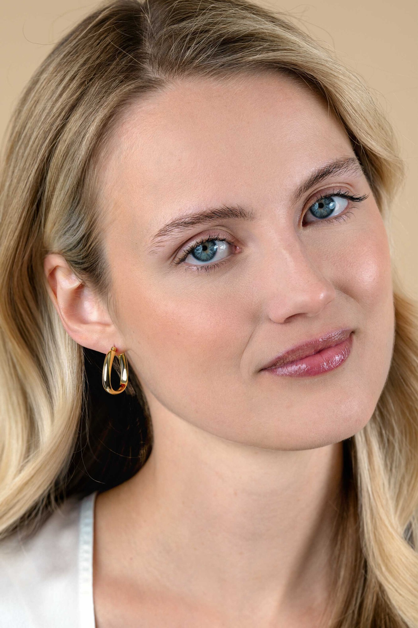 22mm ZINZI gold plated zilveren oorringen in trendy tas vorm met gladde buis 4mm breed en handige bovensluiting ZIO2606G