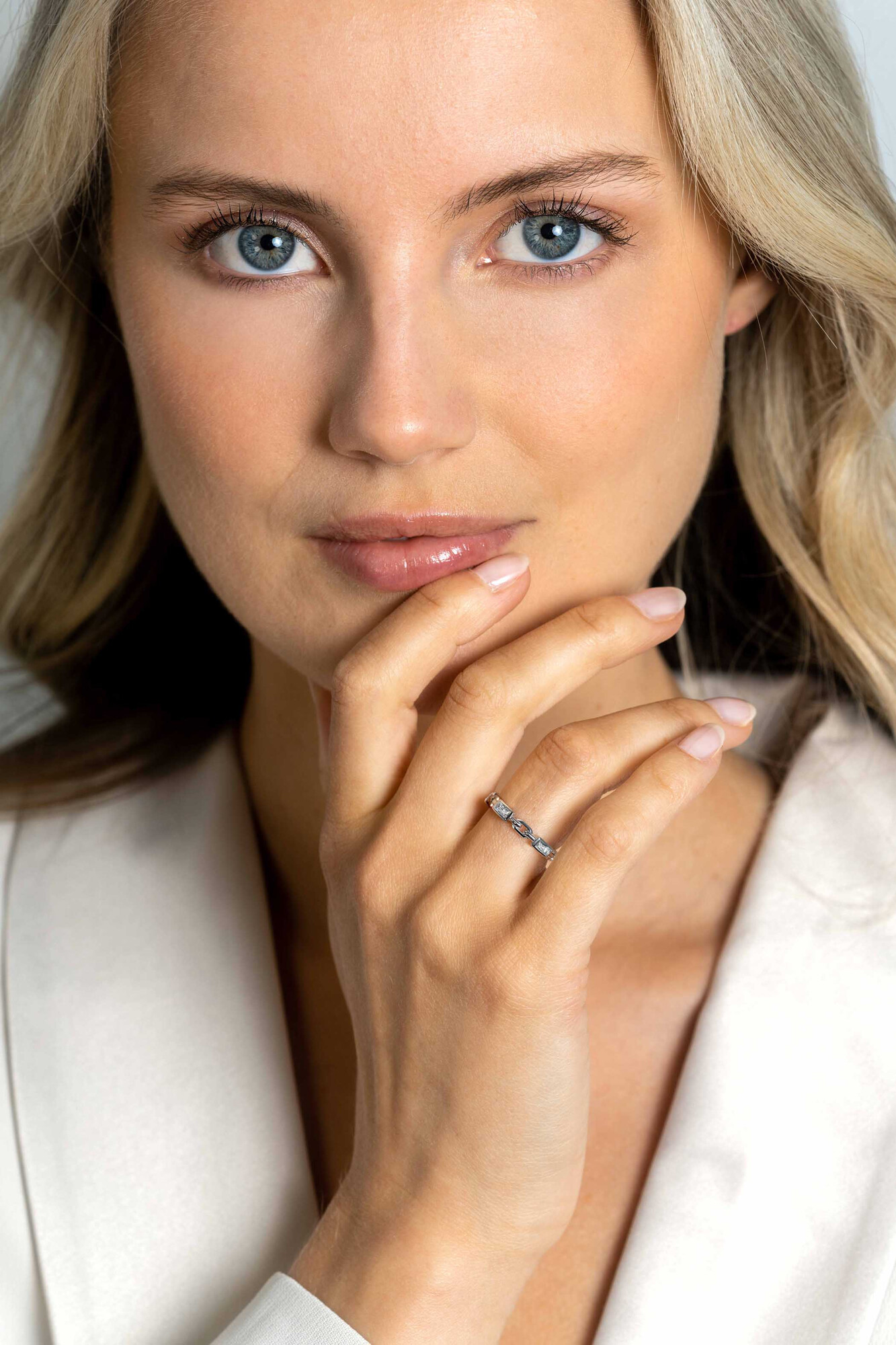 ZINZI zilveren aanschuifring met paperclip-schakels en drie rechthoekige zettingen bezet met witte zirconia ZIR2427C