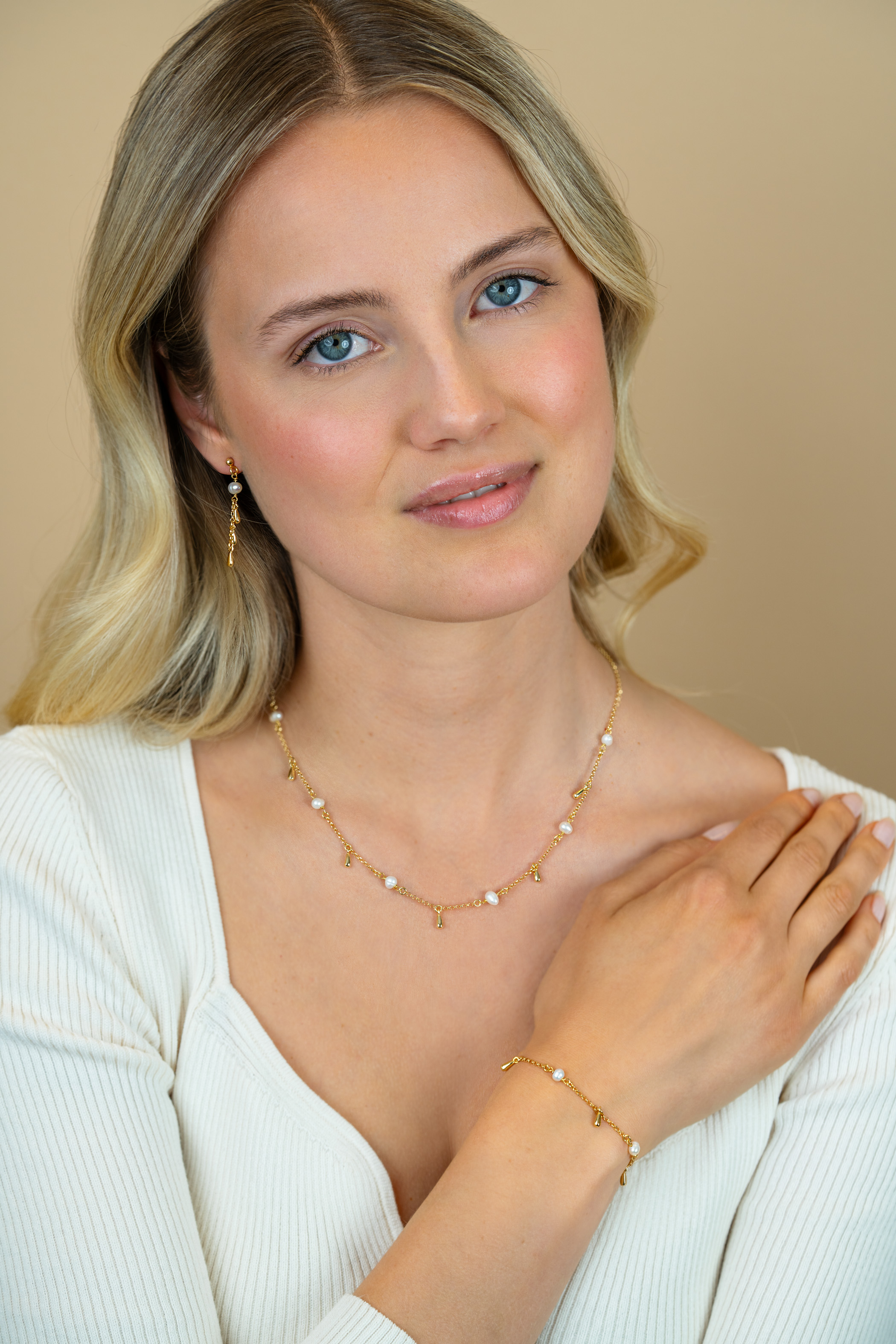 ZINZI gold plated zilveren armband met witte zoetwaterparels en druppeltjes ZIA2753