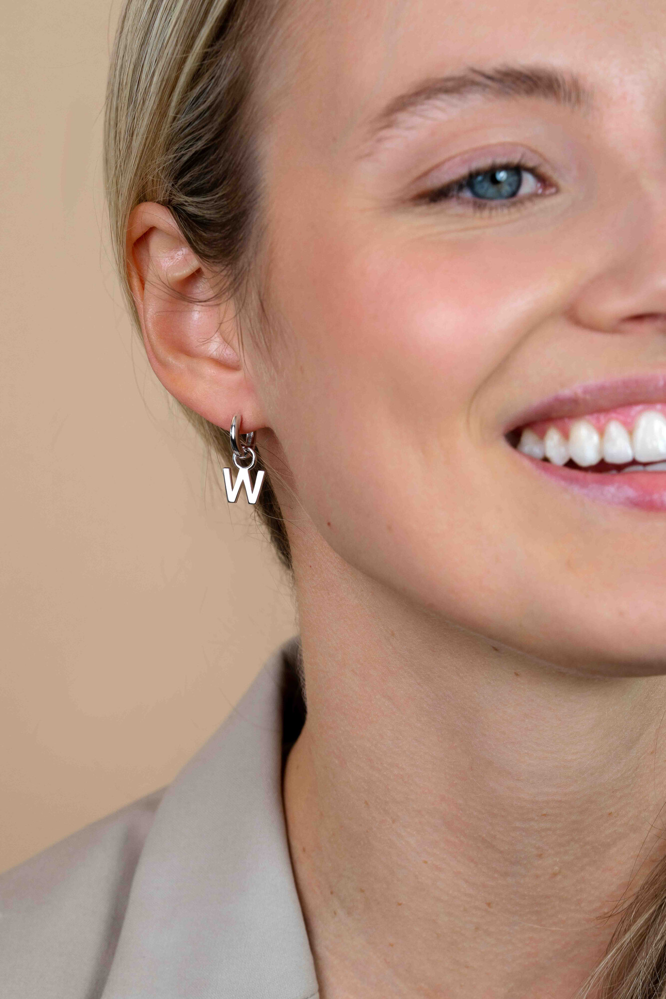ZINZI zilveren letter oorbedel W per stuk geprijsd ZICH2144W. (zonder oorringen).