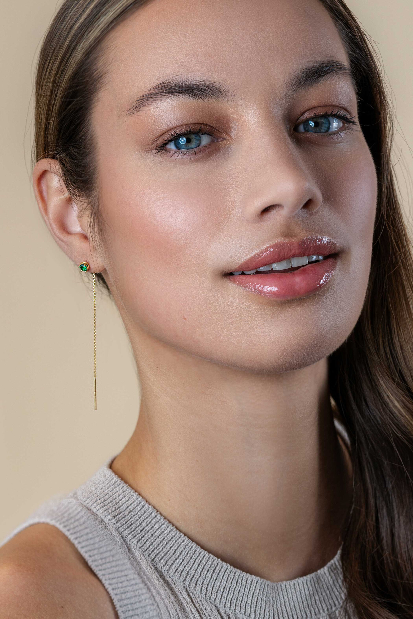 80mm ZINZI gold plated zilveren doortrek oorbellen met chatonzetting 5mm groene kleursteen en sierlijk kettinkje ZIO2576GG
