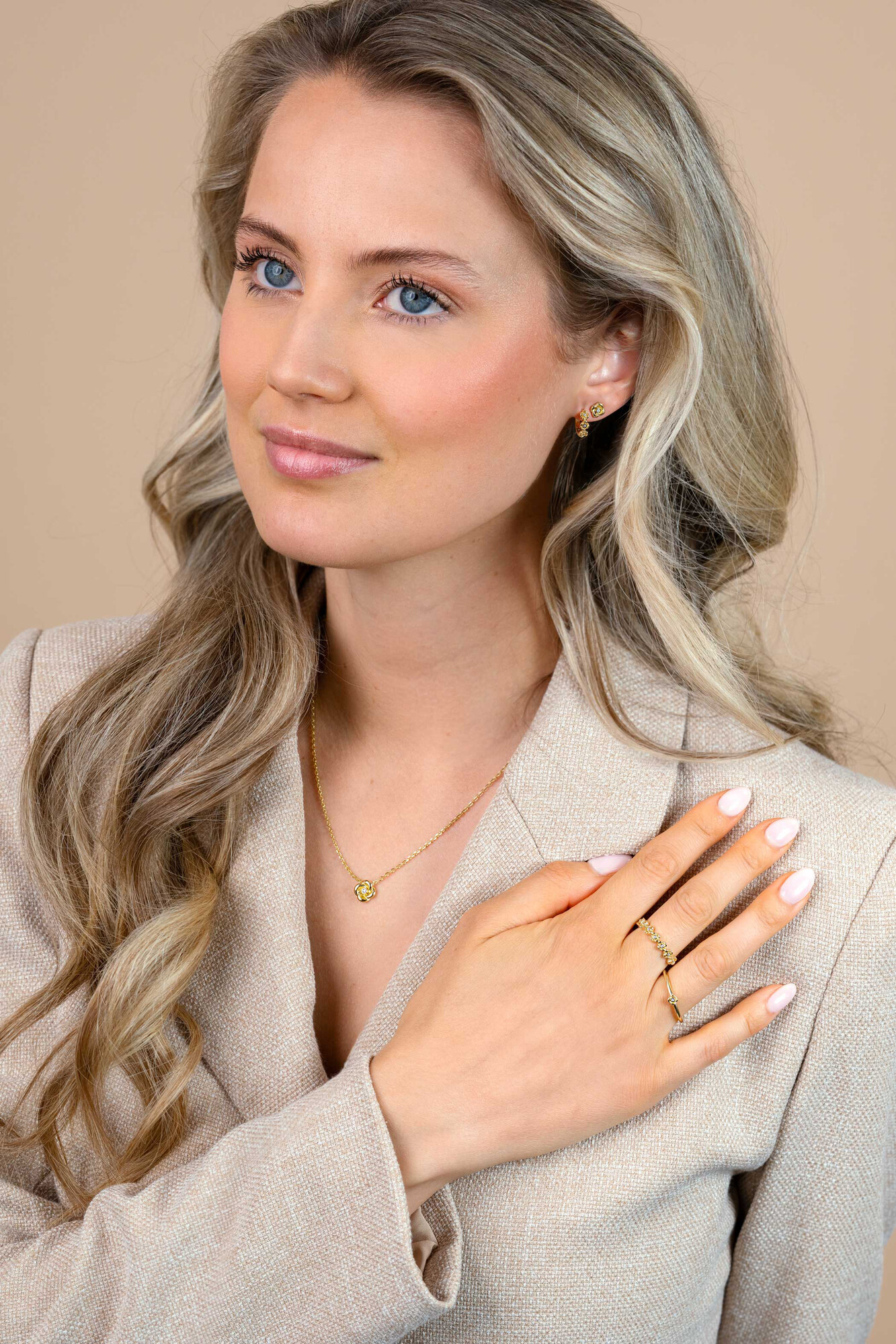 ZINZI gold plated zilveren ring met een rij roosjes bezet met witte zirkonia’s in het midden ZIR2873Y
