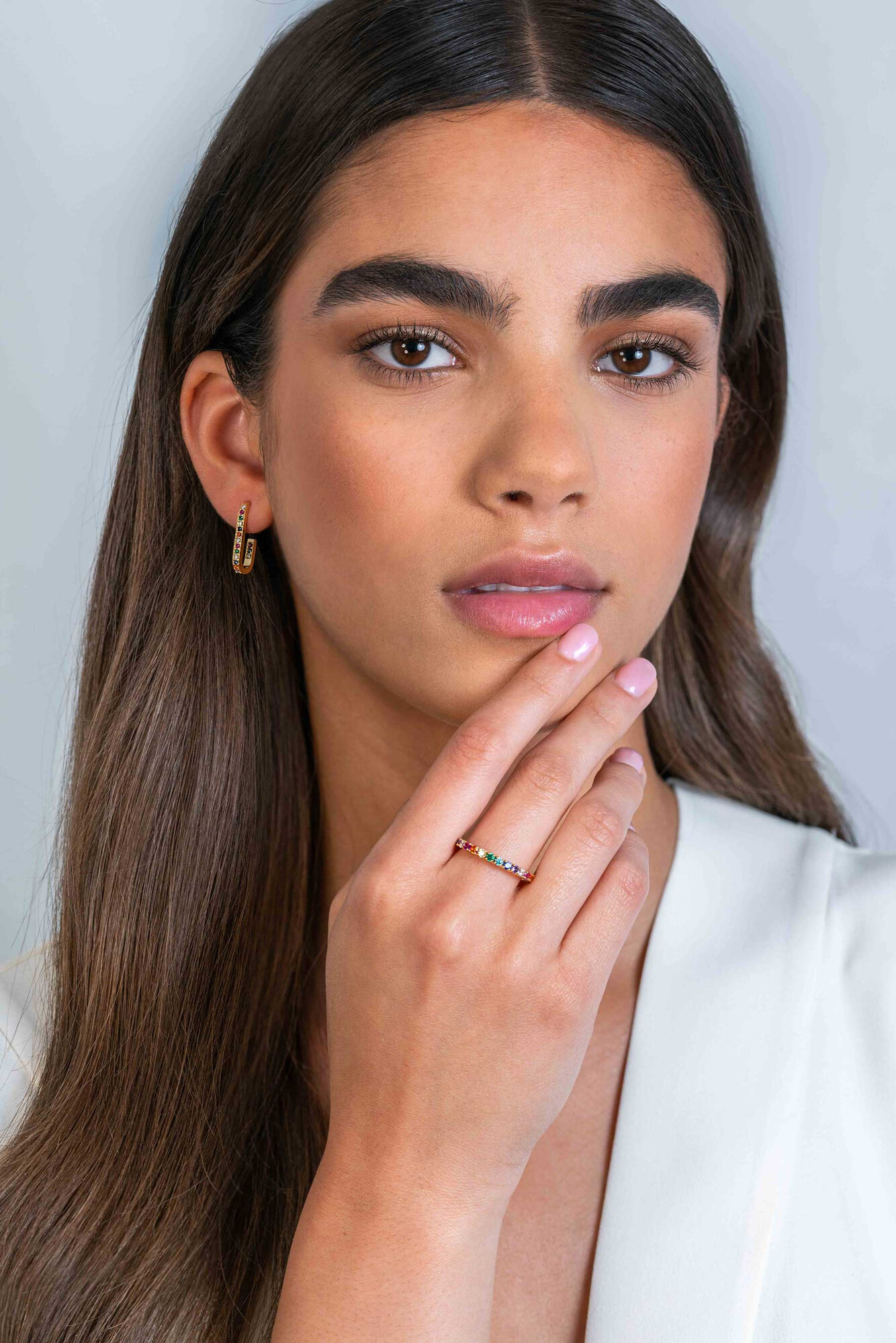 ZINZI gold plated zilveren aanschuifring 2,5mm breed met regenboog aan kleurstenen ZIR2170C