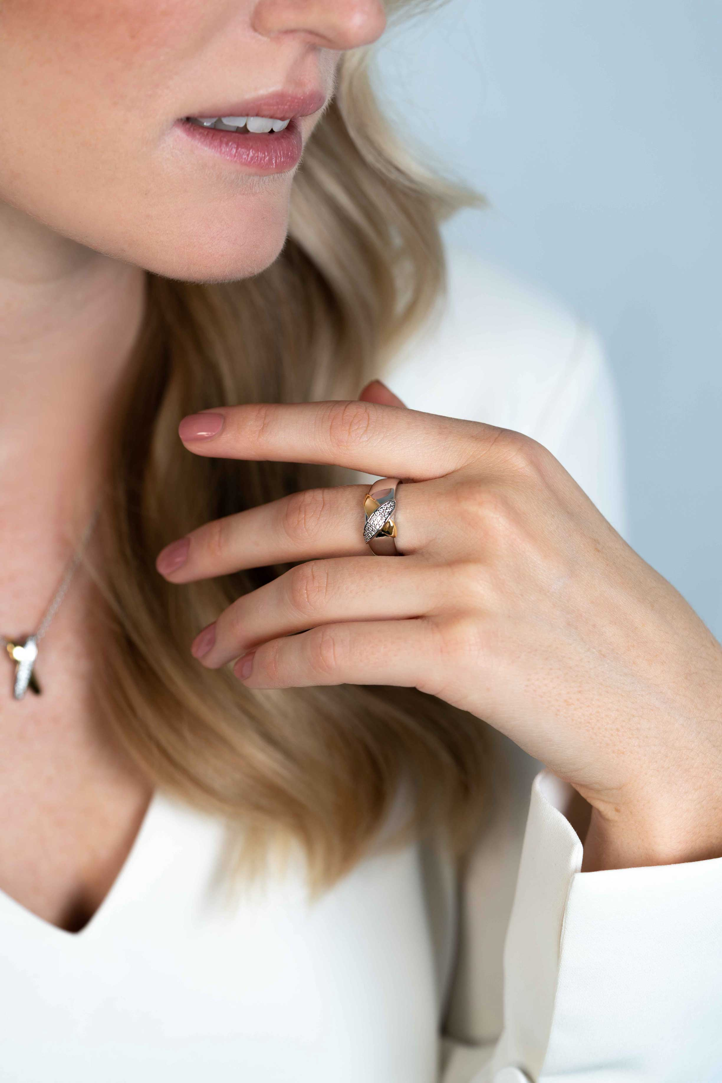 ZINZI zilveren bicolor ring cross-over bezet met witte zirconia's ZIR2240C