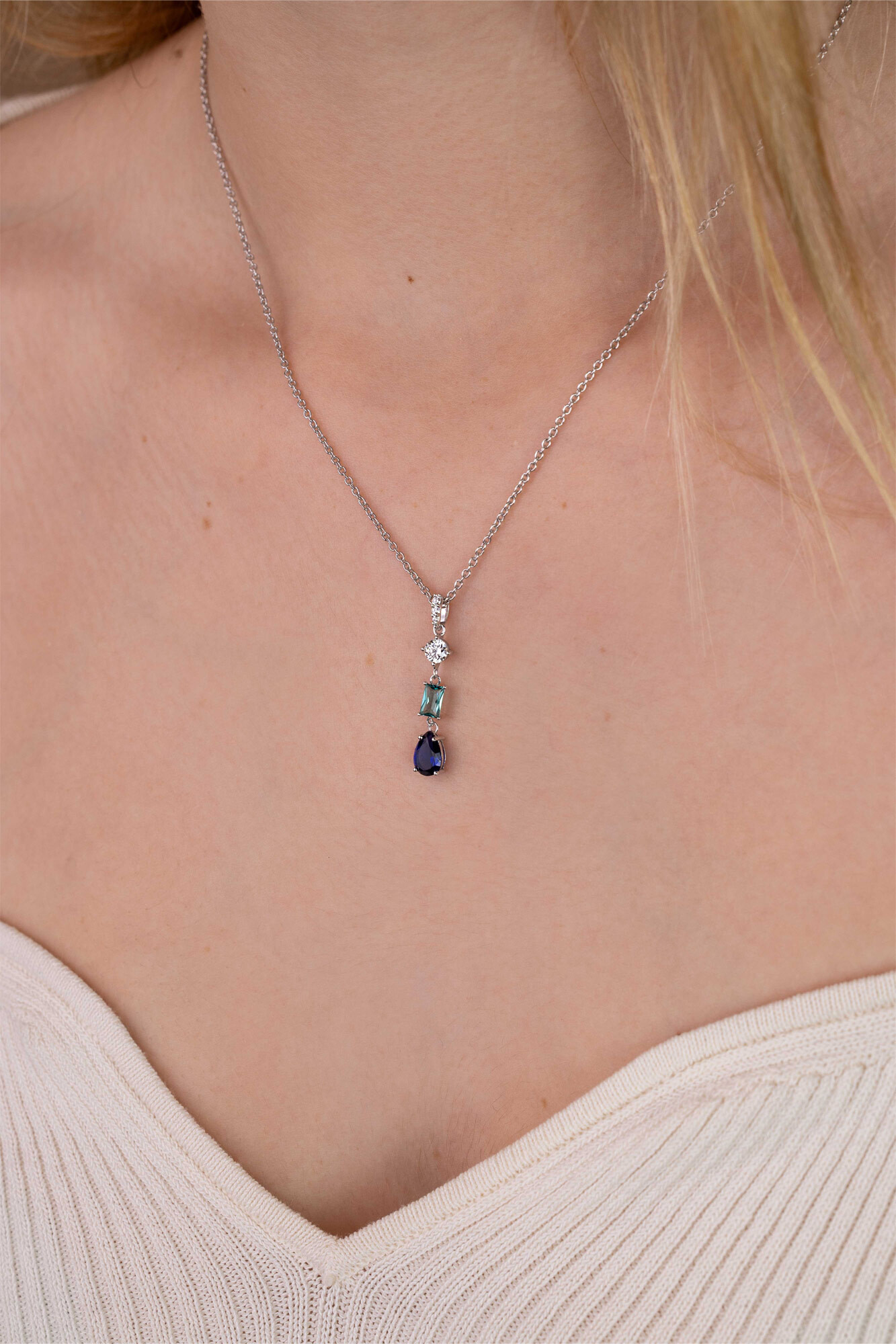 ZINZI zilveren collier 45cm met sierlijke hanger (27mm) bezet met een ronde witte zirkonia, licht aquablauwe rechthoekige kleursteen en diepblauwe peervormige kleursteen ZIC2901