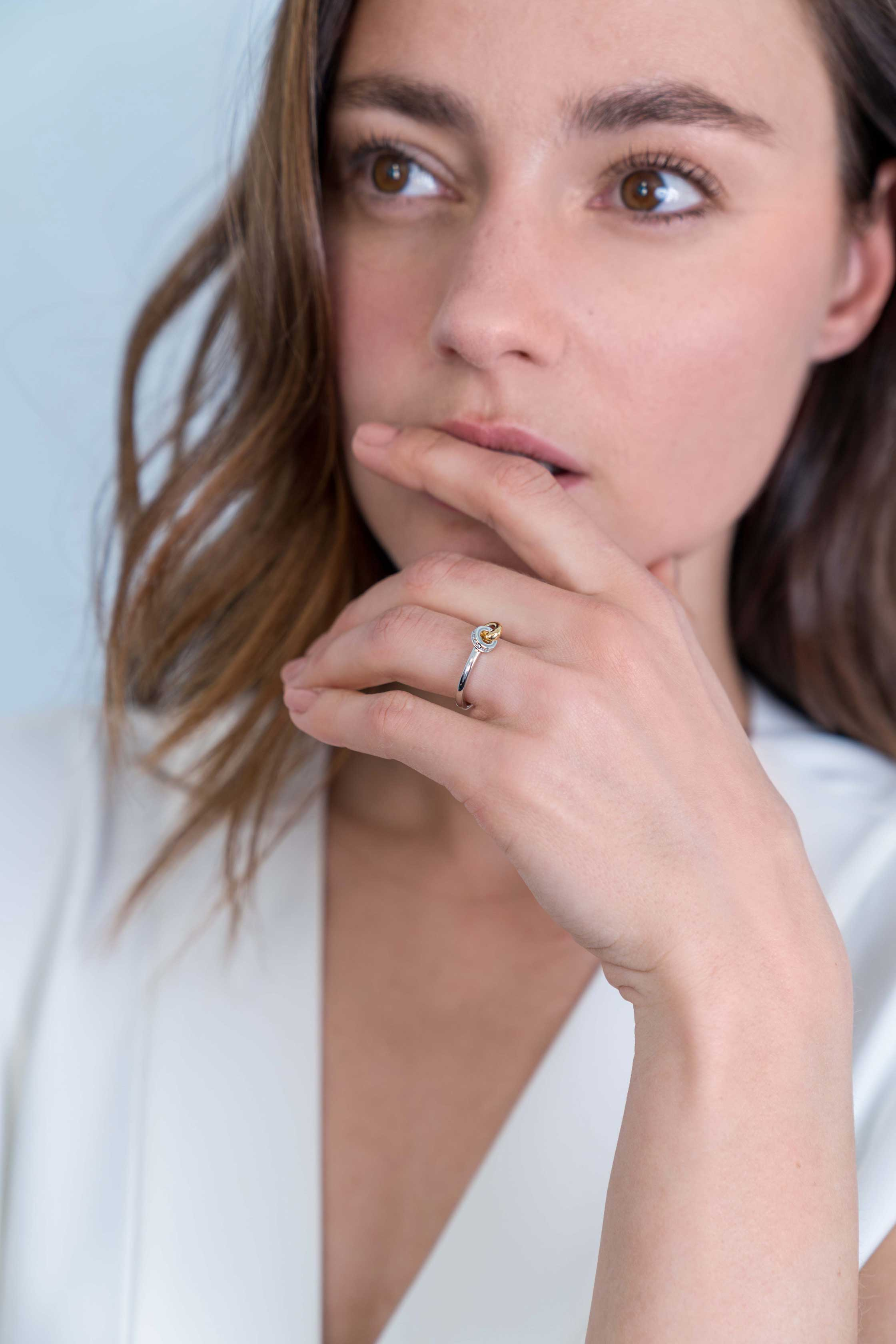 ZINZI zilveren ring ronde vormen met elkaar verbonden witte zirconia's ZIR2102C