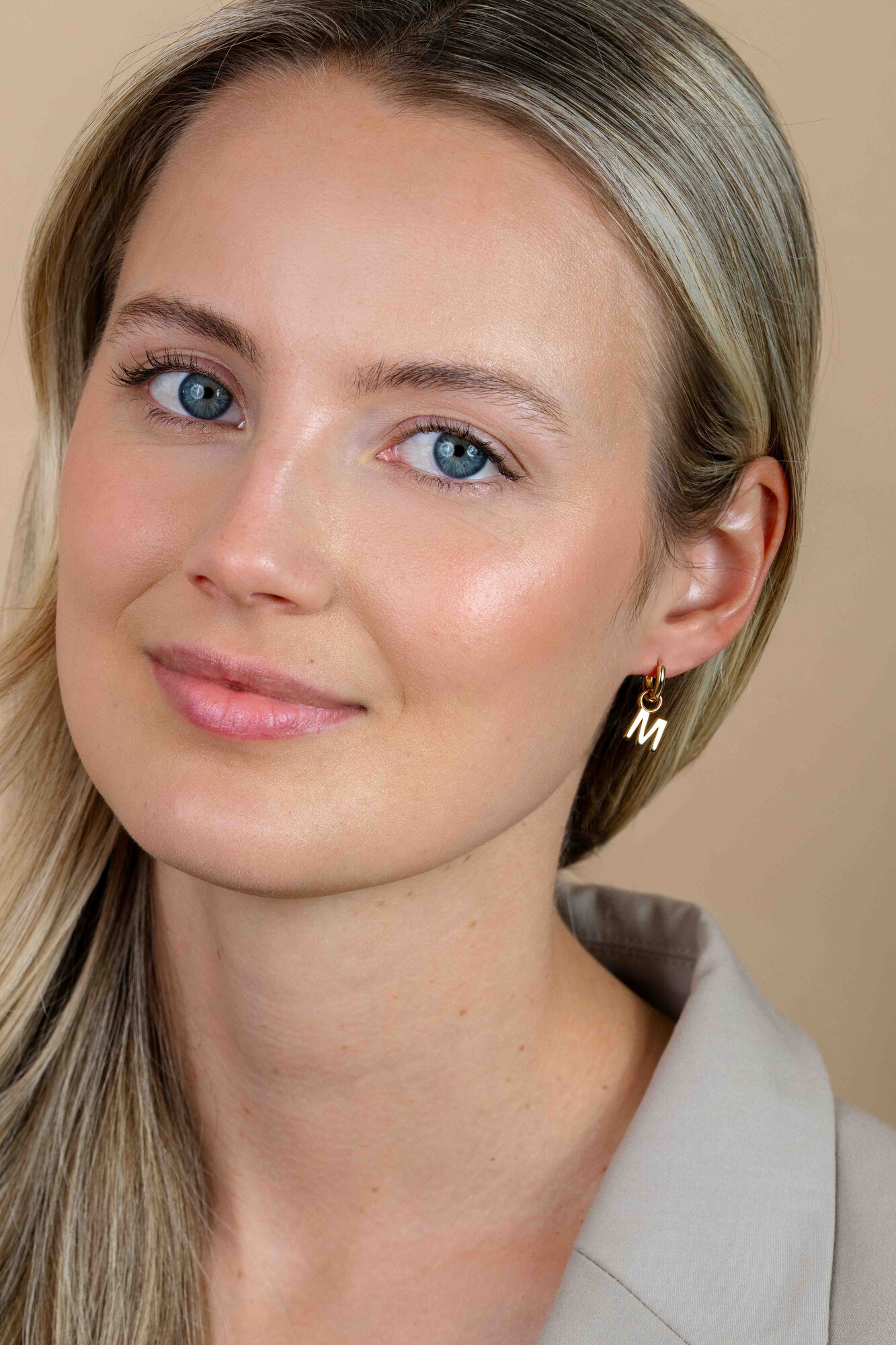 ZINZI zilveren geelvergulde letter oorbedel M per stuk geprijsd ZICH2145M. (zonder oorringen).