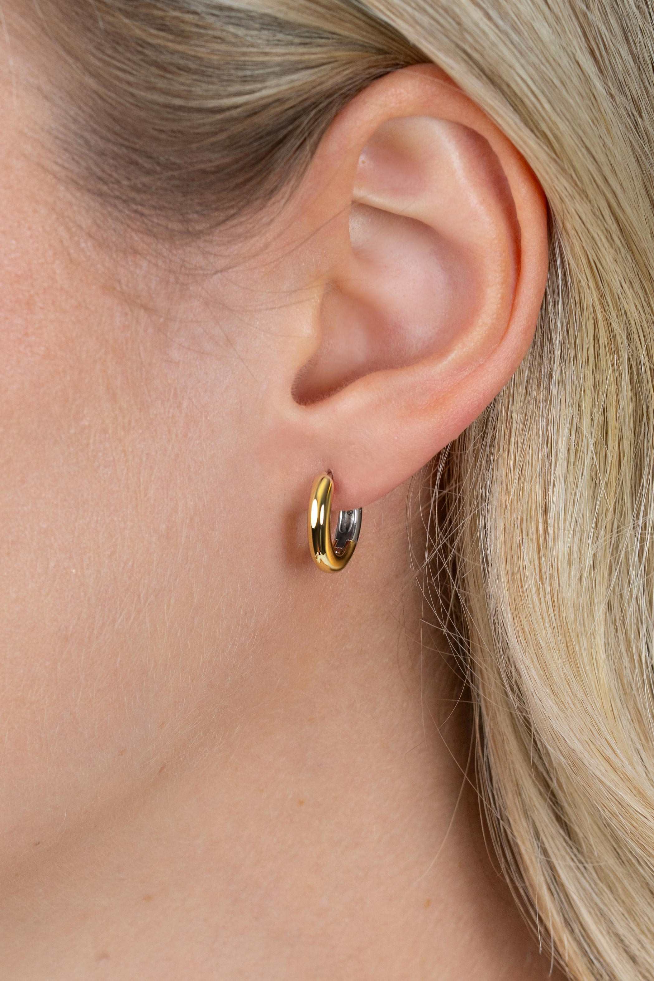 15mm ZINZI bicolor zilveren gladde oorringen met 3mm buisdikte, aan twee zijden te dragen en luxe klapsluiting ZIO2836