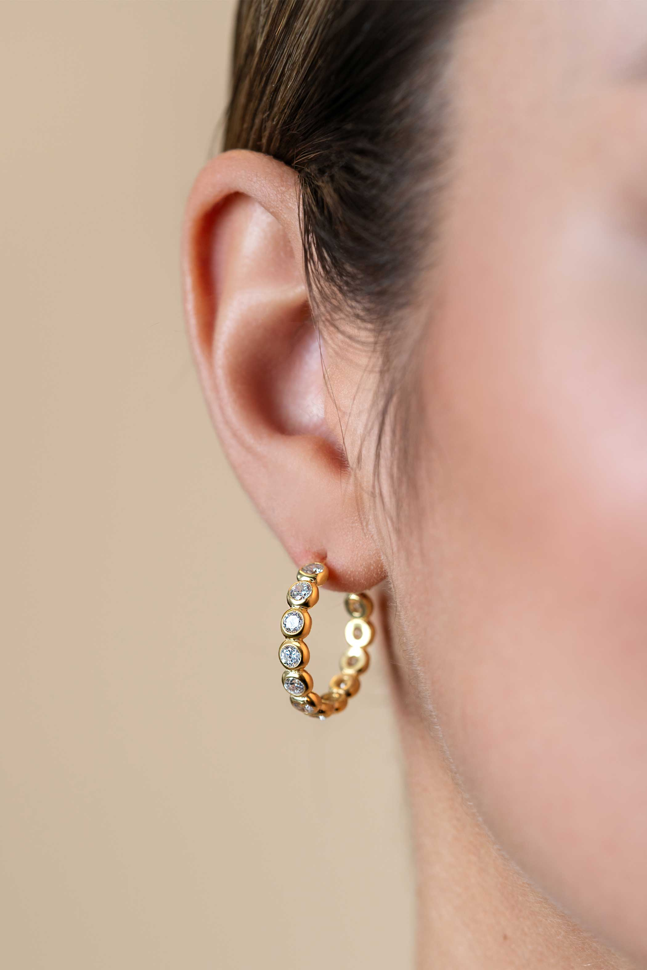 21mm ZINZI gold plated zilveren halve oorringen 4mm buisdikte, bezet met 12 witte zirconia's en met vlindersluiting ZIO2573Y
