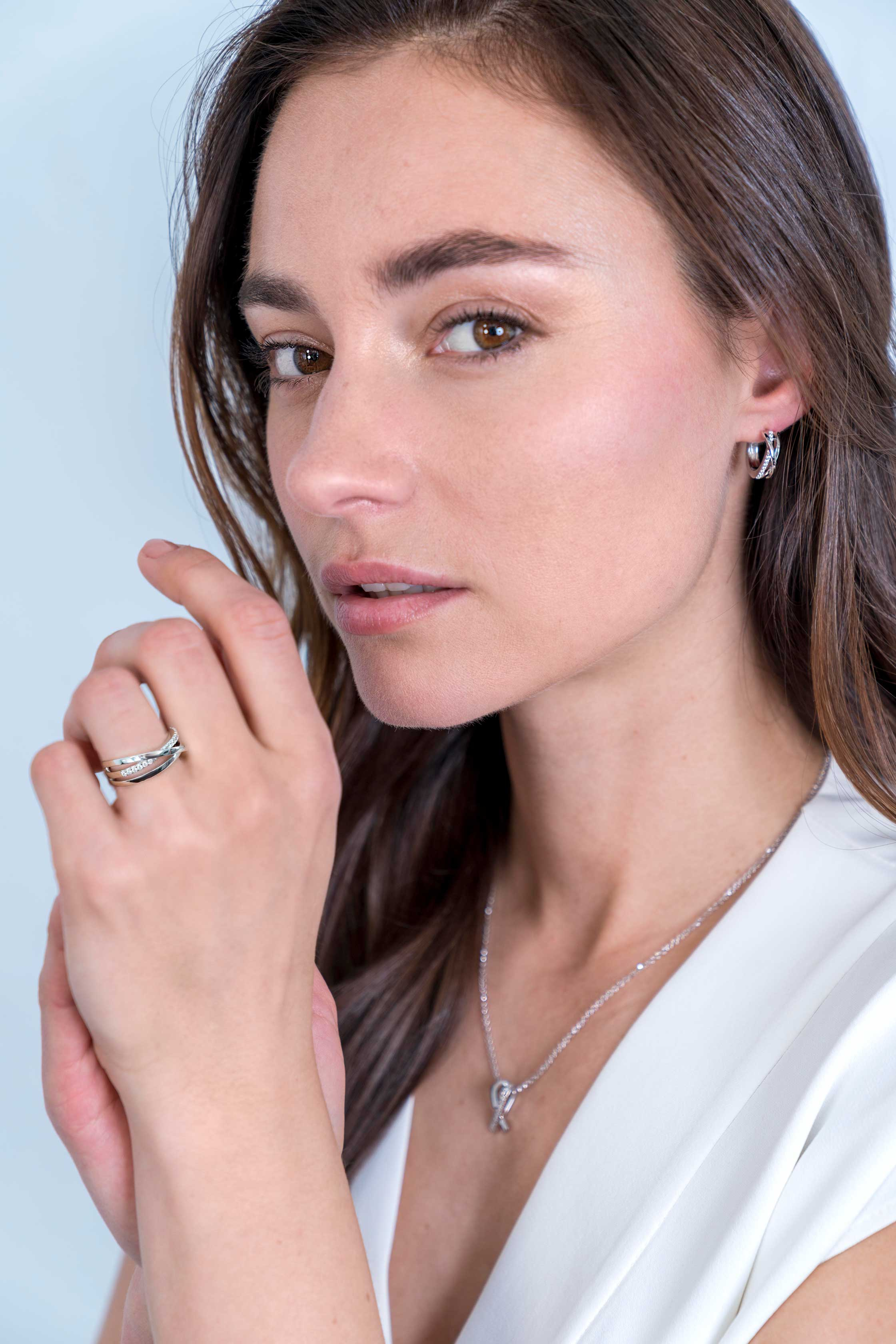 ZINZI zilveren cross-over oorringen 16x15,5mm wit ZIO1774