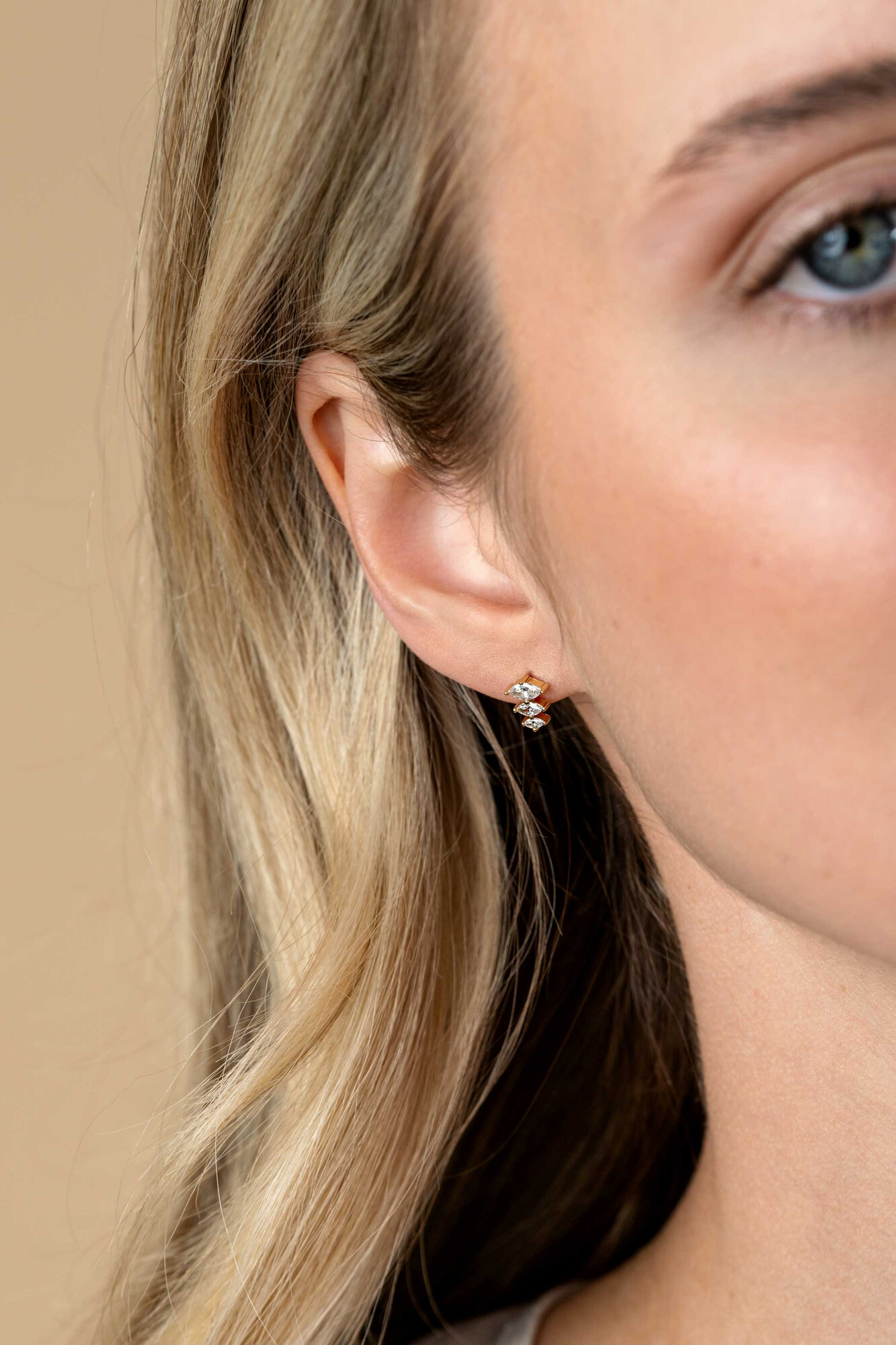 8mm ZINZI gold plated zilveren oorstekers met drie peervormige zettingen in aflopende grootte, bezet met witte zirconia's ZIO2631