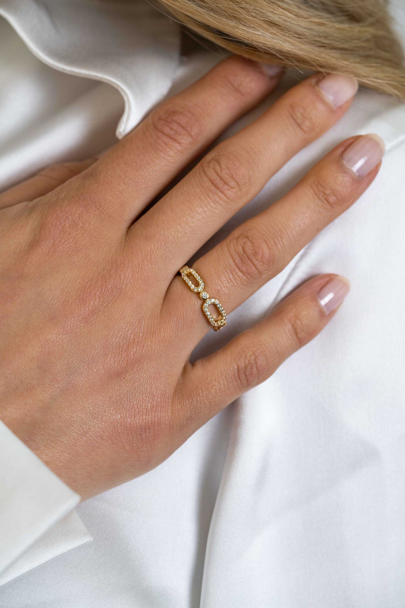 ZINZI gold plated zilveren ring met drie trendy ovale schakels, schitterend bezet met witte zirconia's ZIR2398YC