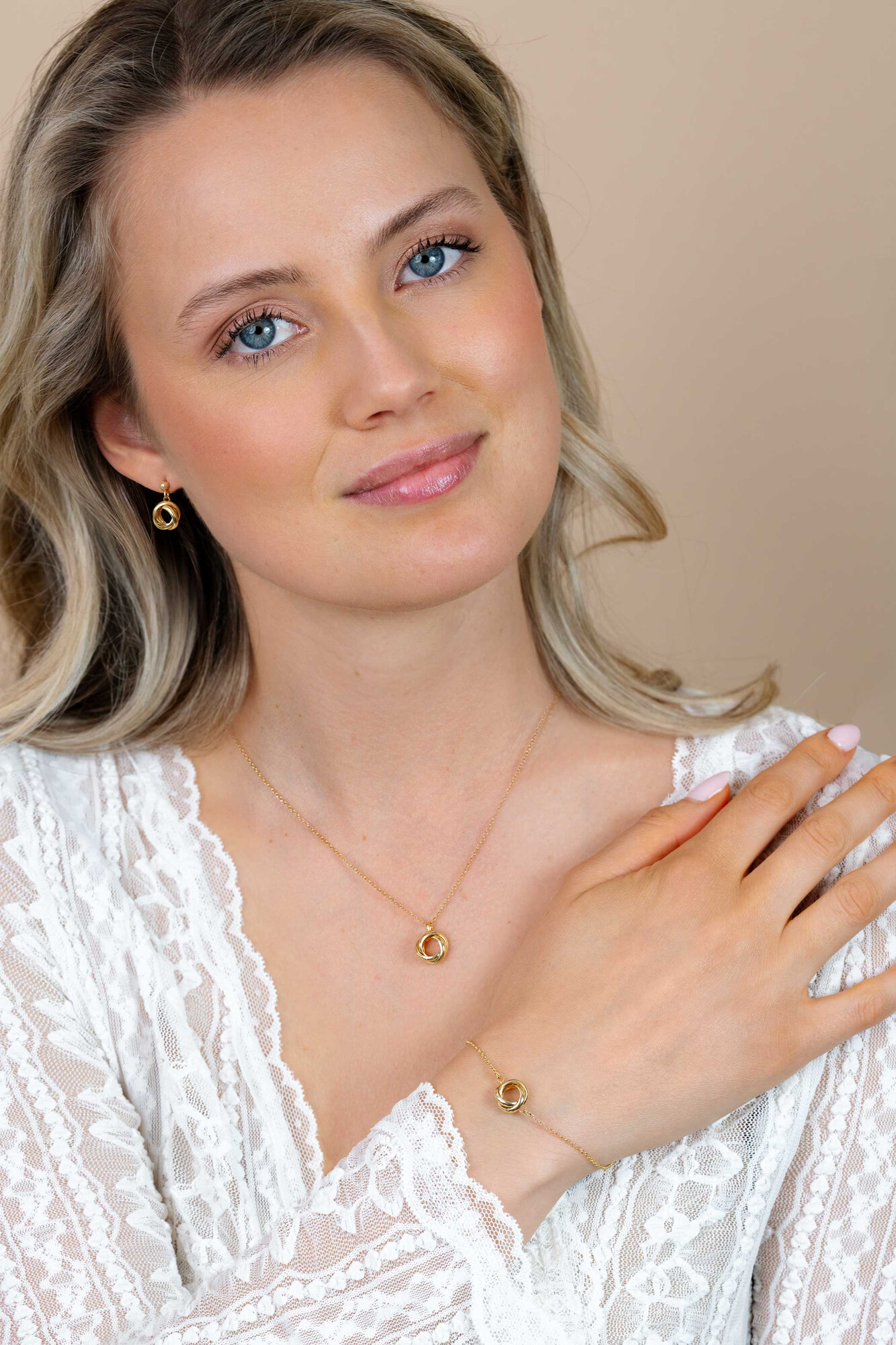 ZINZI gold plated zilveren collier 45cm met hanger van drie verbonden ringen (knoop-stijl) ZIC2890G
