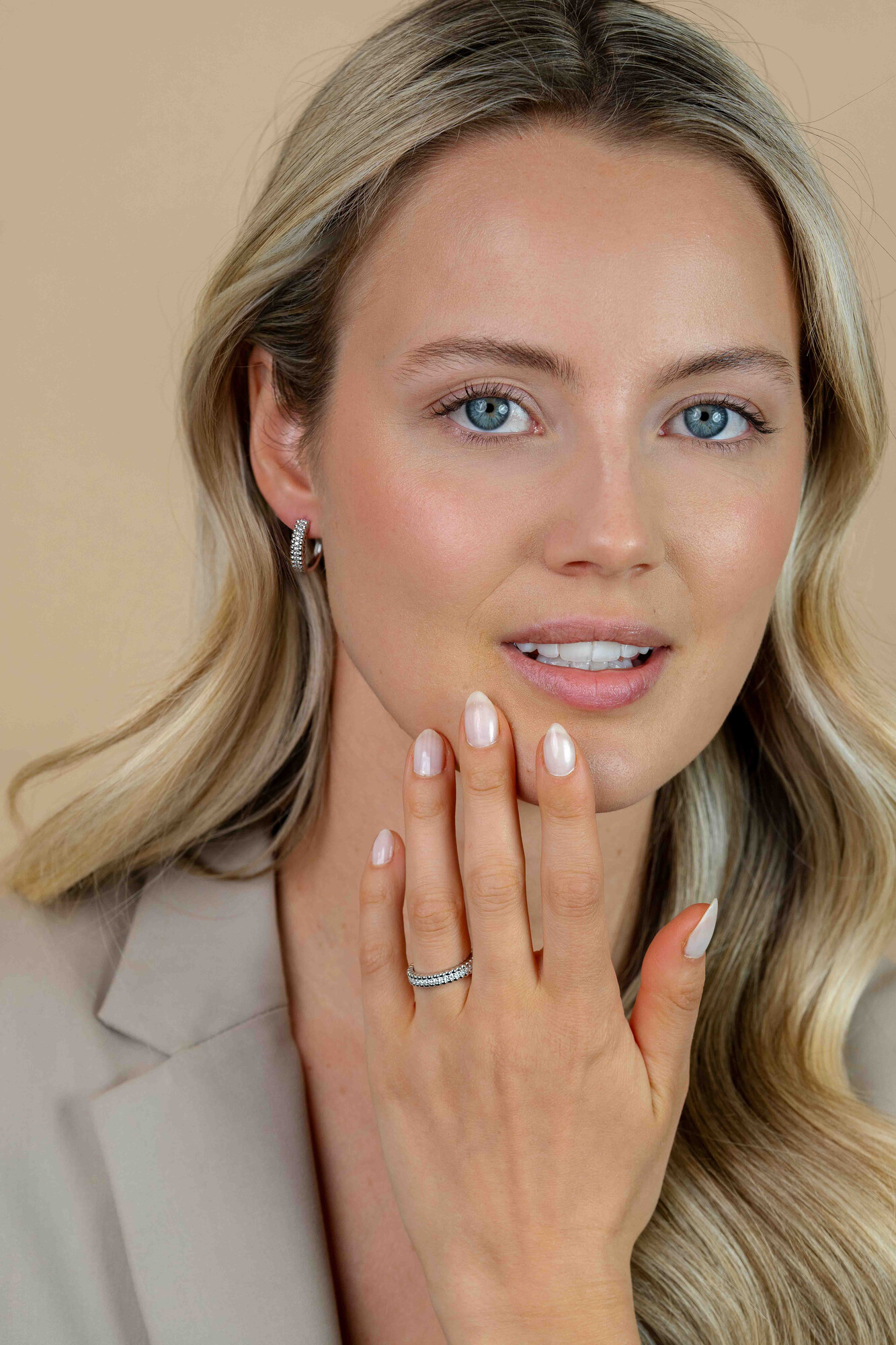 16,5mm ZINZI zilveren oorringen met speelse structuur en een rij witte zirkonia's in het midden, luxe klapsluiting ZIO2834