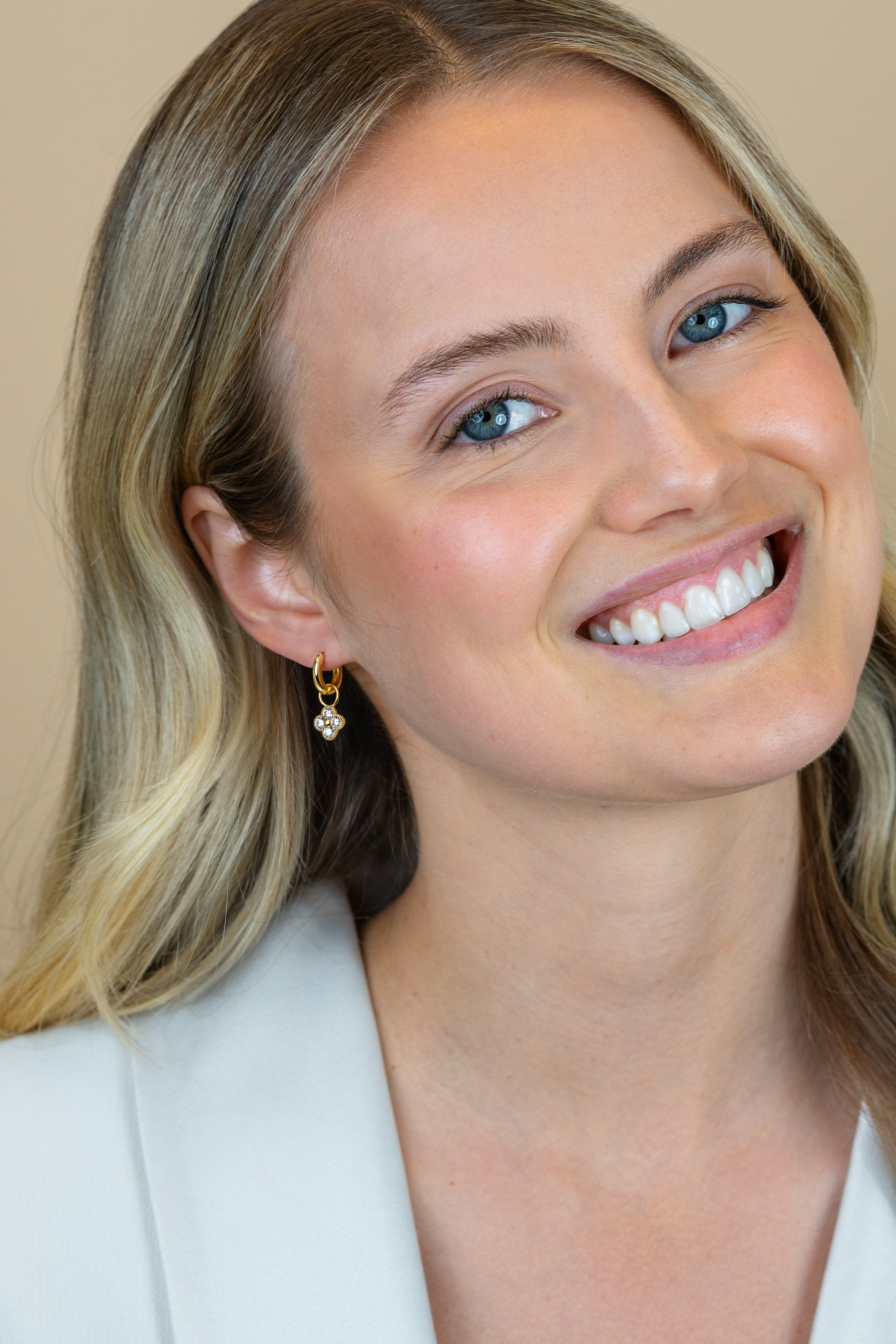 8mm ZINZI gold plated zilveren oorbedels klavertje ZICH2735Y (zonder oorringen)