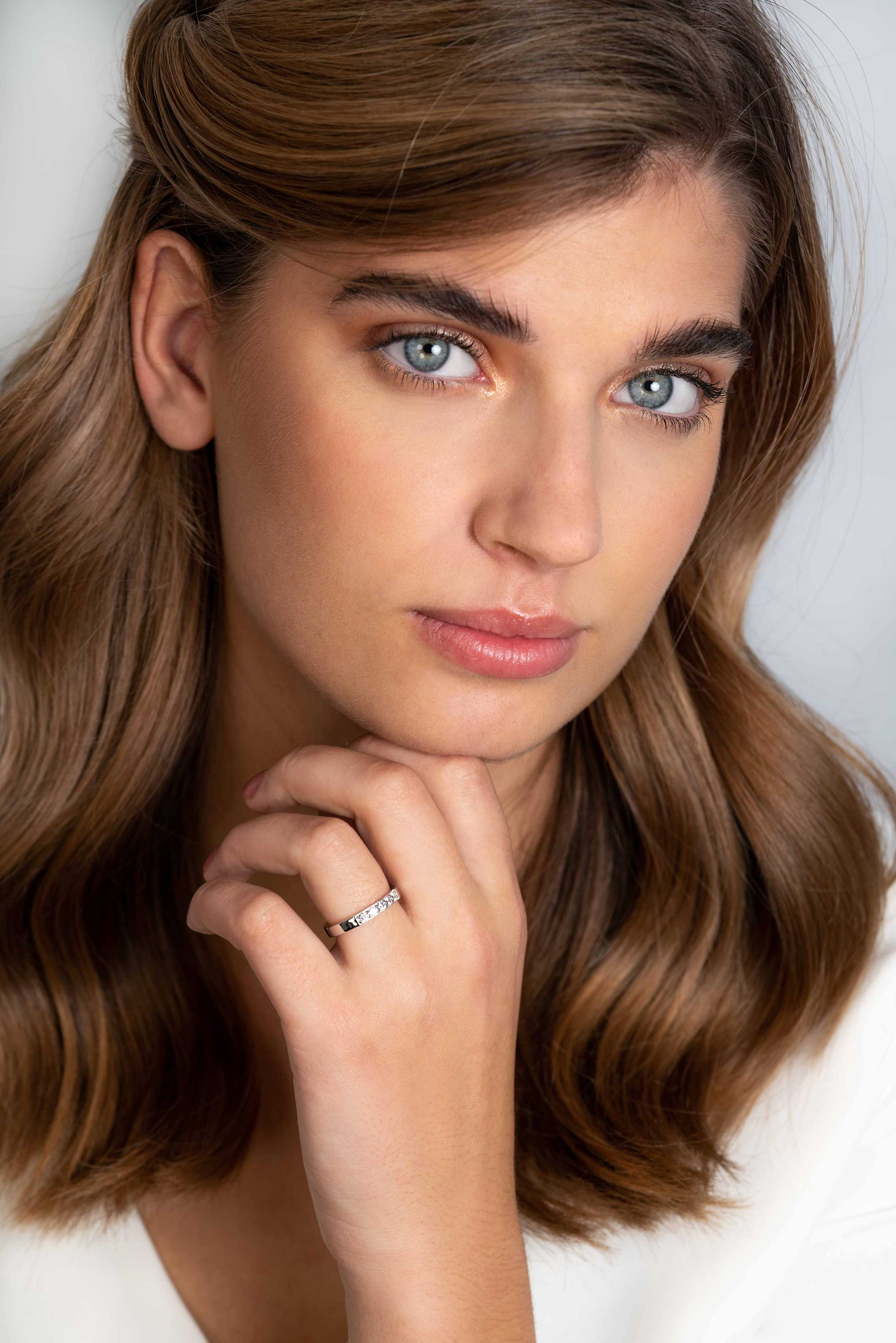 ZINZI zilveren brede gladde aanschuifring bezet met vijf witte zirconia's ZIR2131C