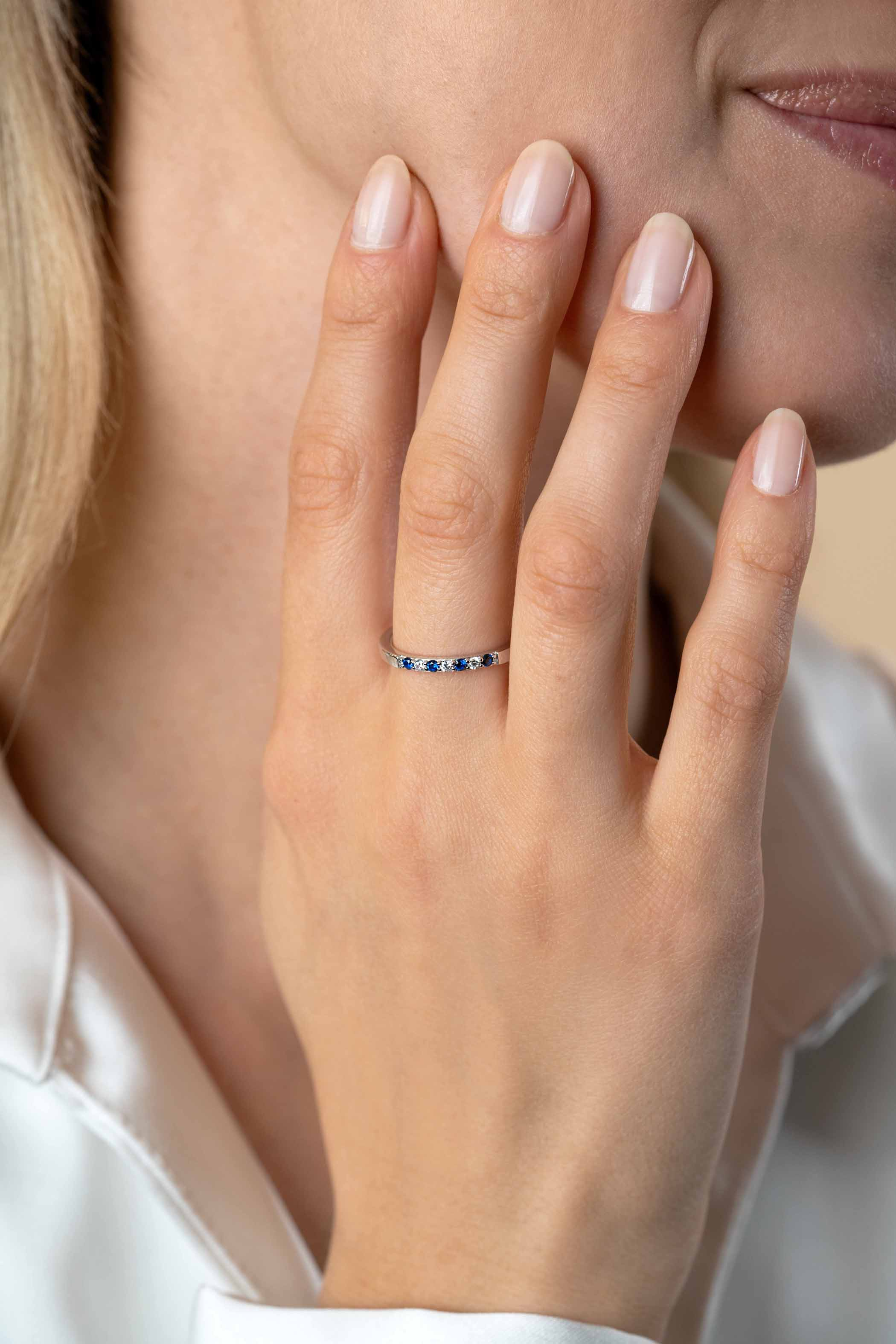 ZINZI zilveren aanschuifring 2mm breed in chatonzettingen bezet met donkerblauwe kleurstenen en witte zirconia's ZIR2559C