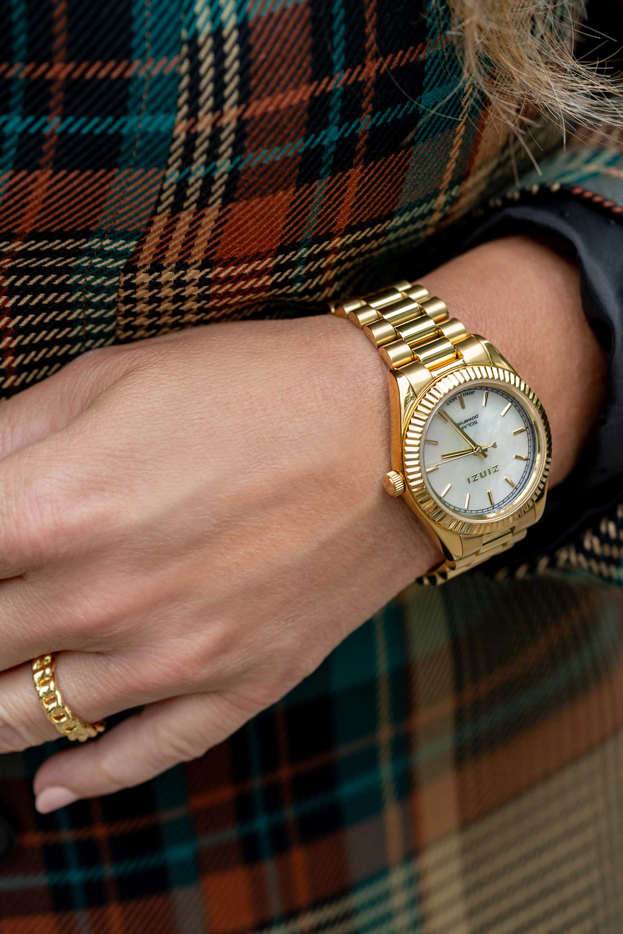 ZINZI Solaris horloge met witte parelmoer wijzerplaat, stalen geelgoudkleurige kast 35mm en stalen band met clip-sluiting. Het Japanse uurwerk loopt op zon- en kunstlicht ZIW2134