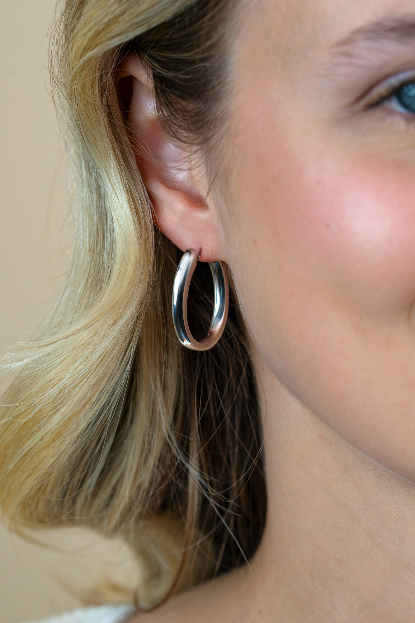 28mm ZINZI zilveren oorringen met organisch gevormde buis 3mm breed en handige bovensluiting ZIO2700