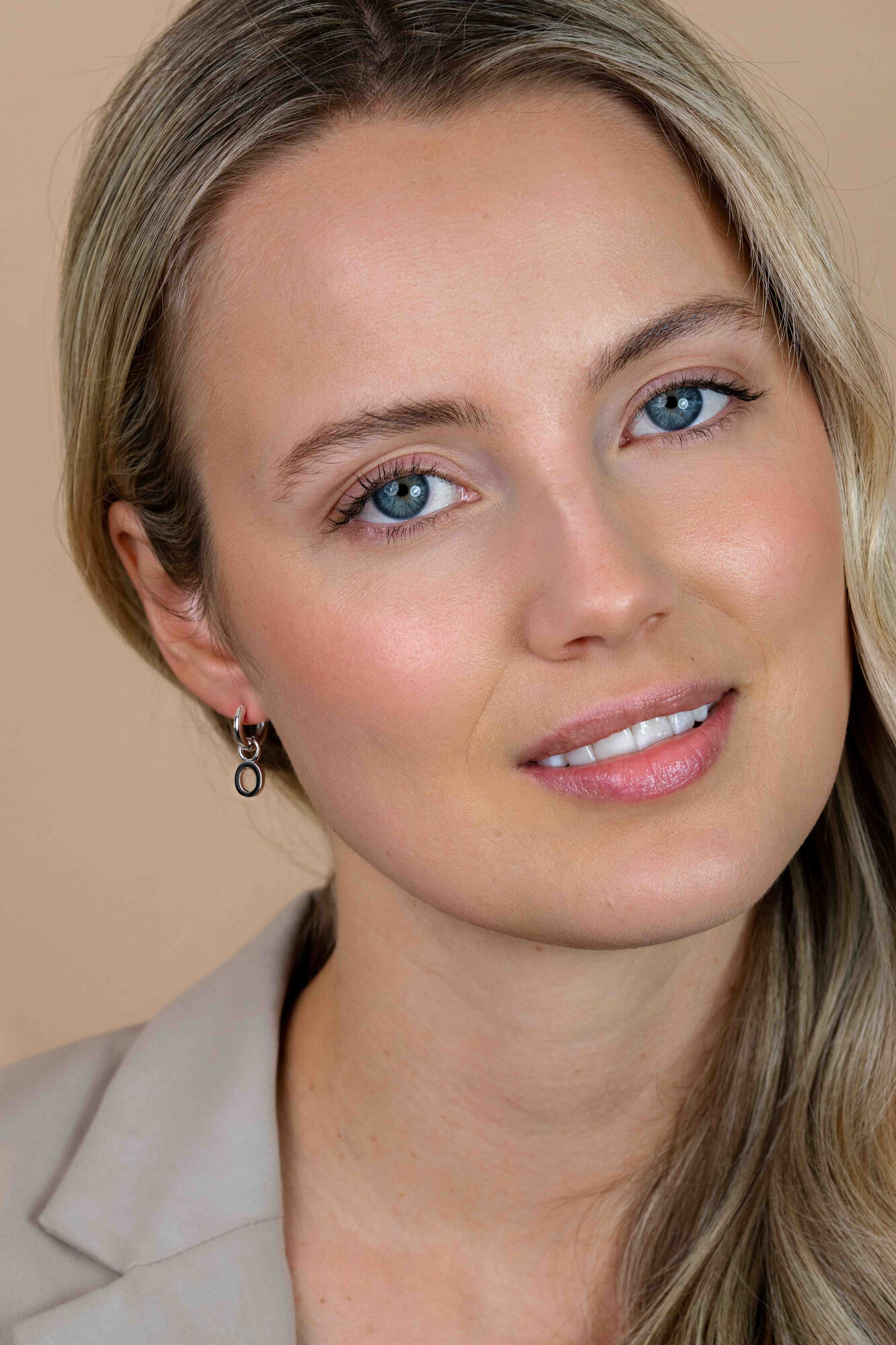 ZINZI zilveren letter oorbedel O per stuk geprijsd ZICH2144O. (zonder oorringen).