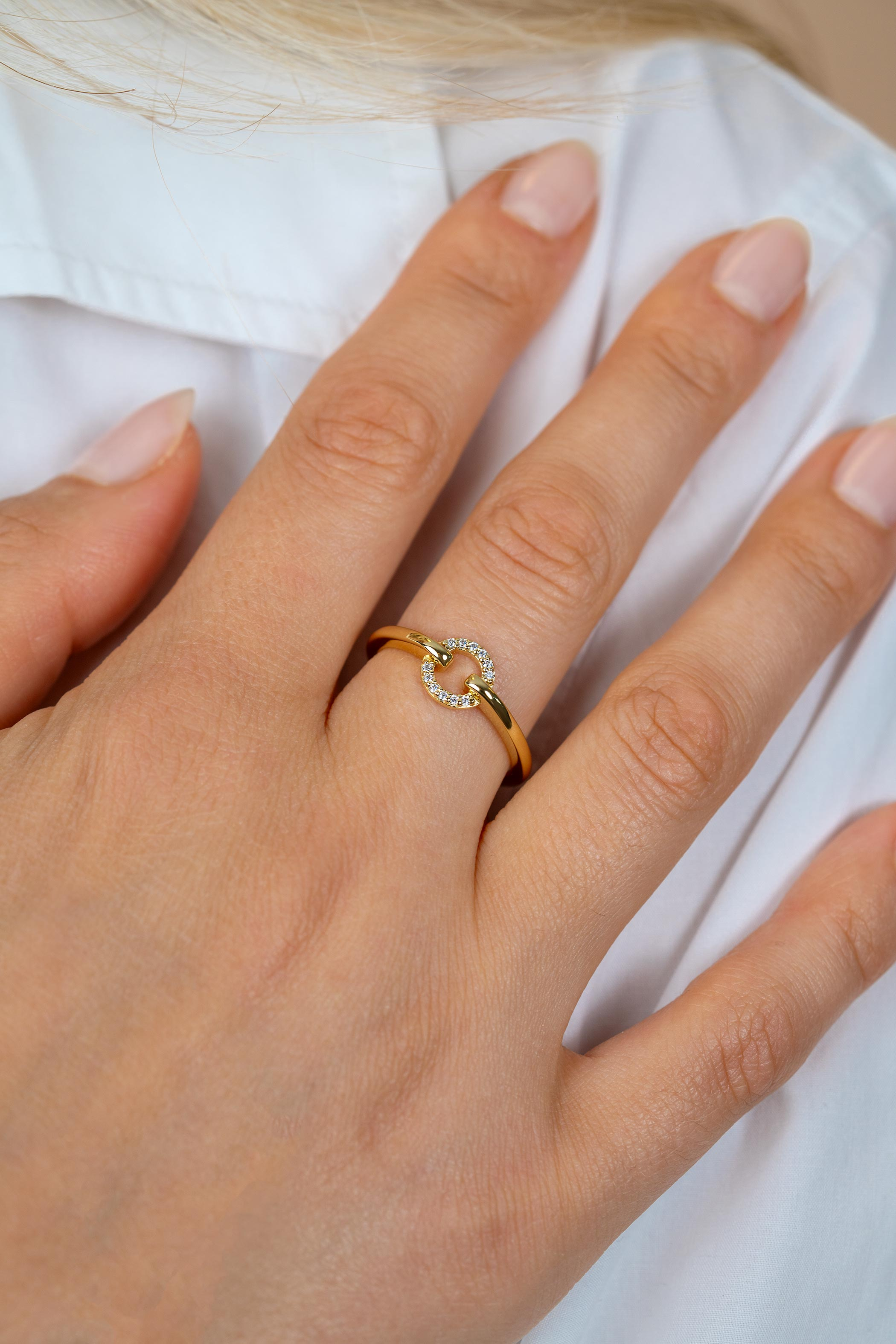 ZINZI goldplated zilveren ring met open ronde vorm bezet met witte zirkonia's ZIR2809C