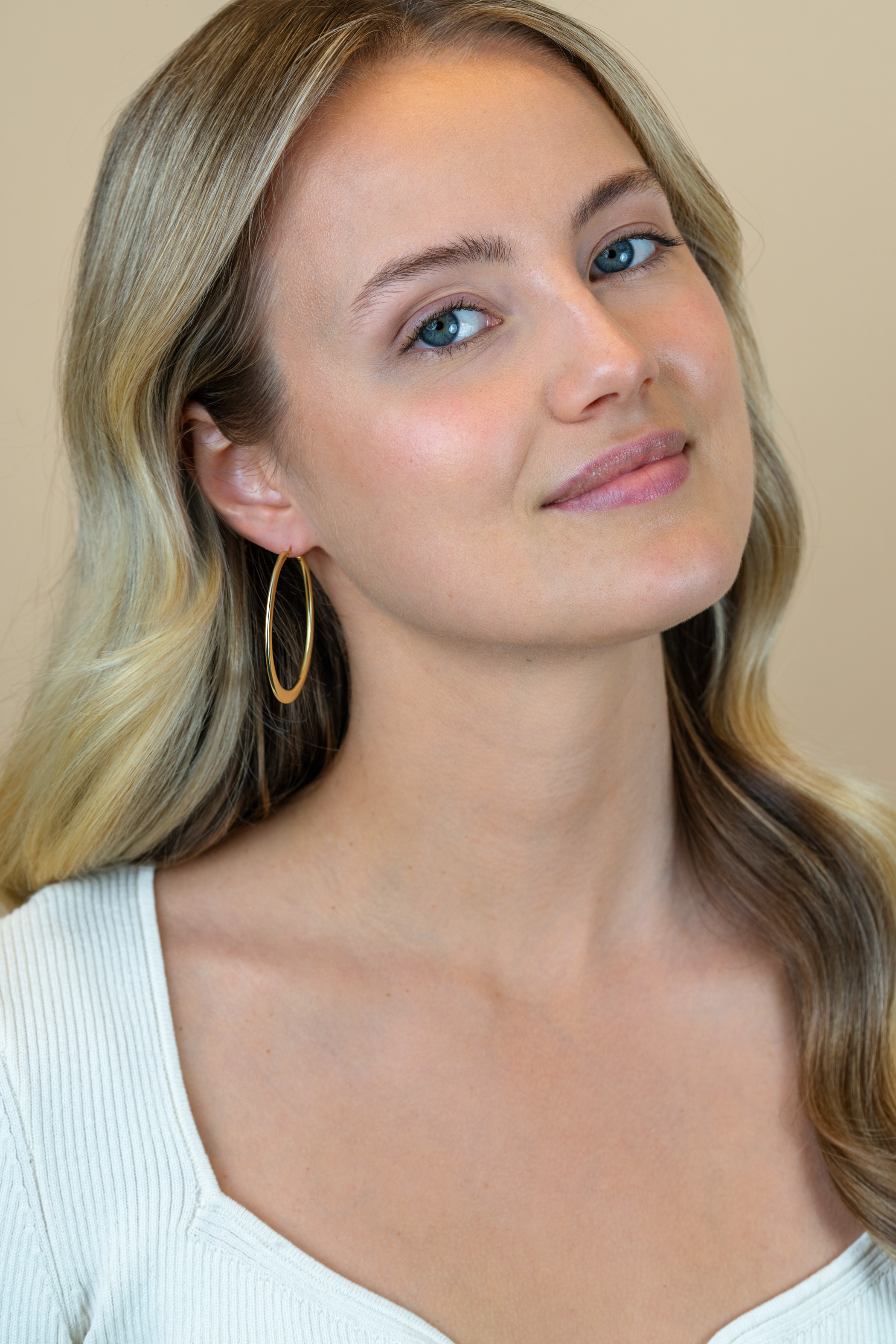 48mm ZINZI gold plated zilveren oorringen met organisch gevormde buis 2mm breed en handige bovensluiting ZIO2701G