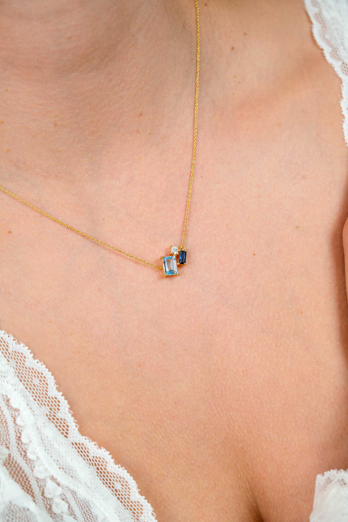 ZINZI gold plated zilveren collier 45cm met geometrische hanger (14mm) in lichtblauw, petrolblauw en wit ZIC2897