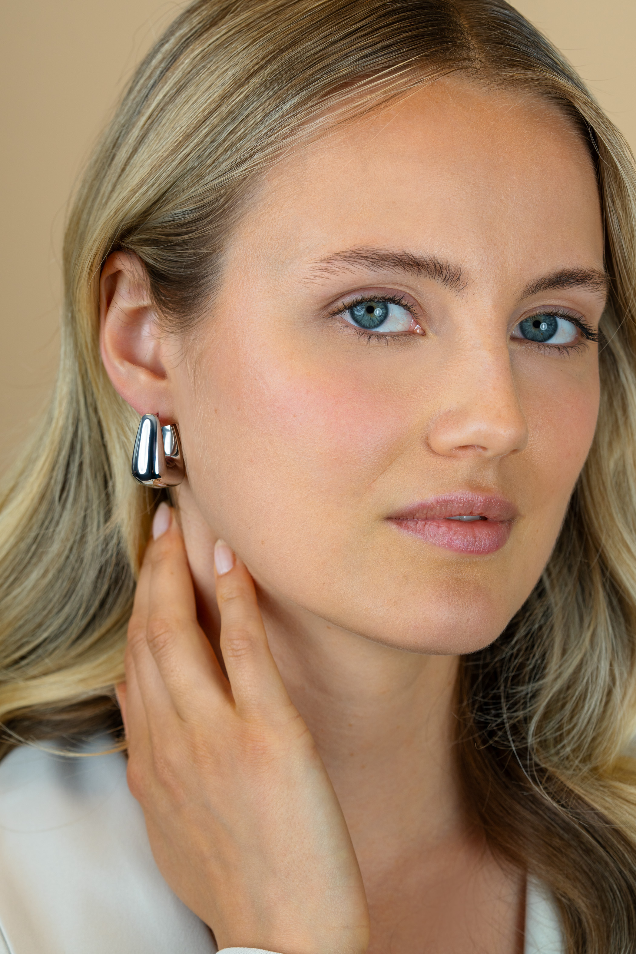 24mm ZINZI zilveren oorringen met brede buis, vierkante look en handige bovensluiting ZIO2747