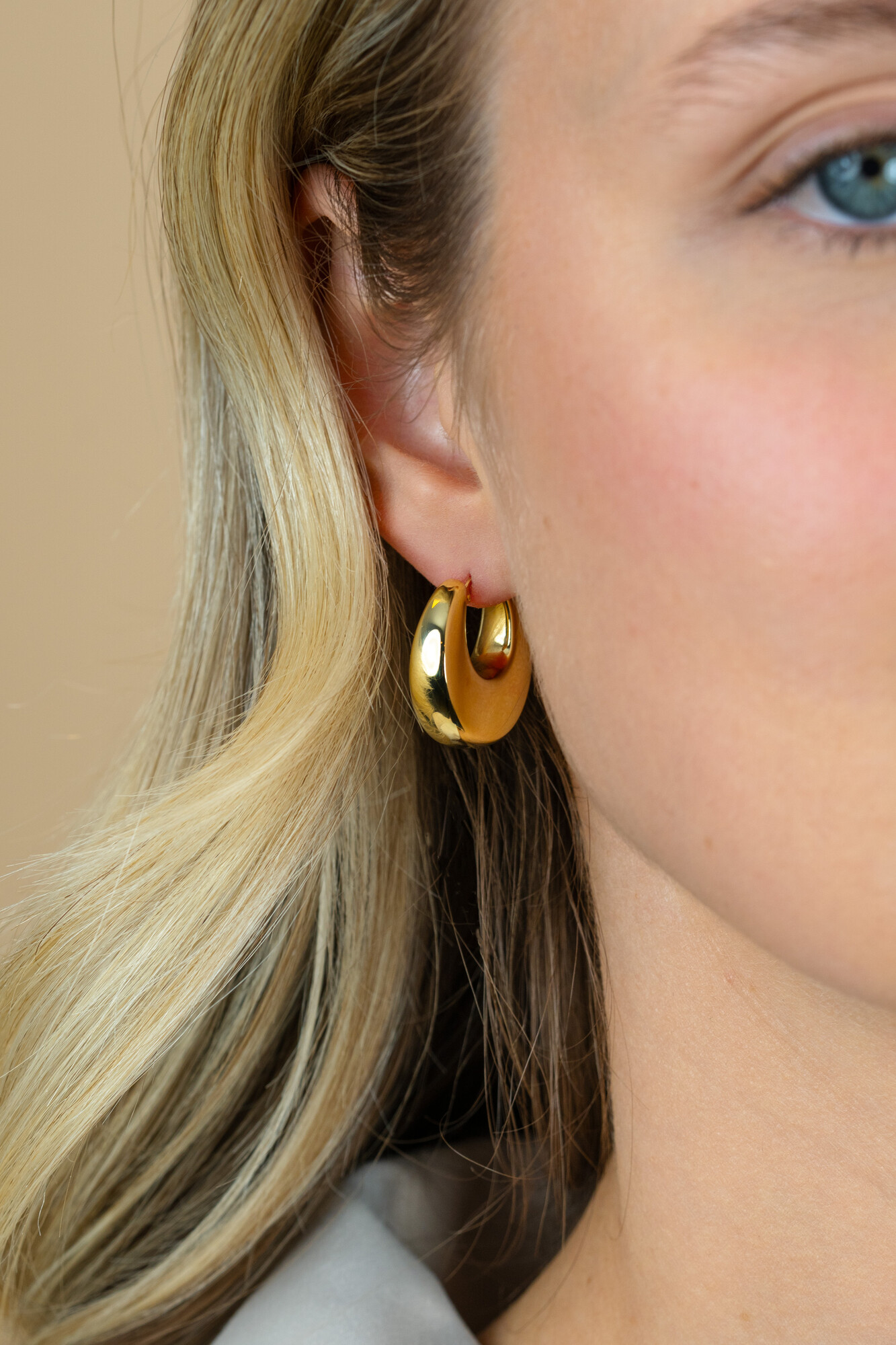 22mm ZINZI gold plated zilveren oorringen met brede buis (7mm) en rond aflopend, handige bovensluiting ZIO2751G