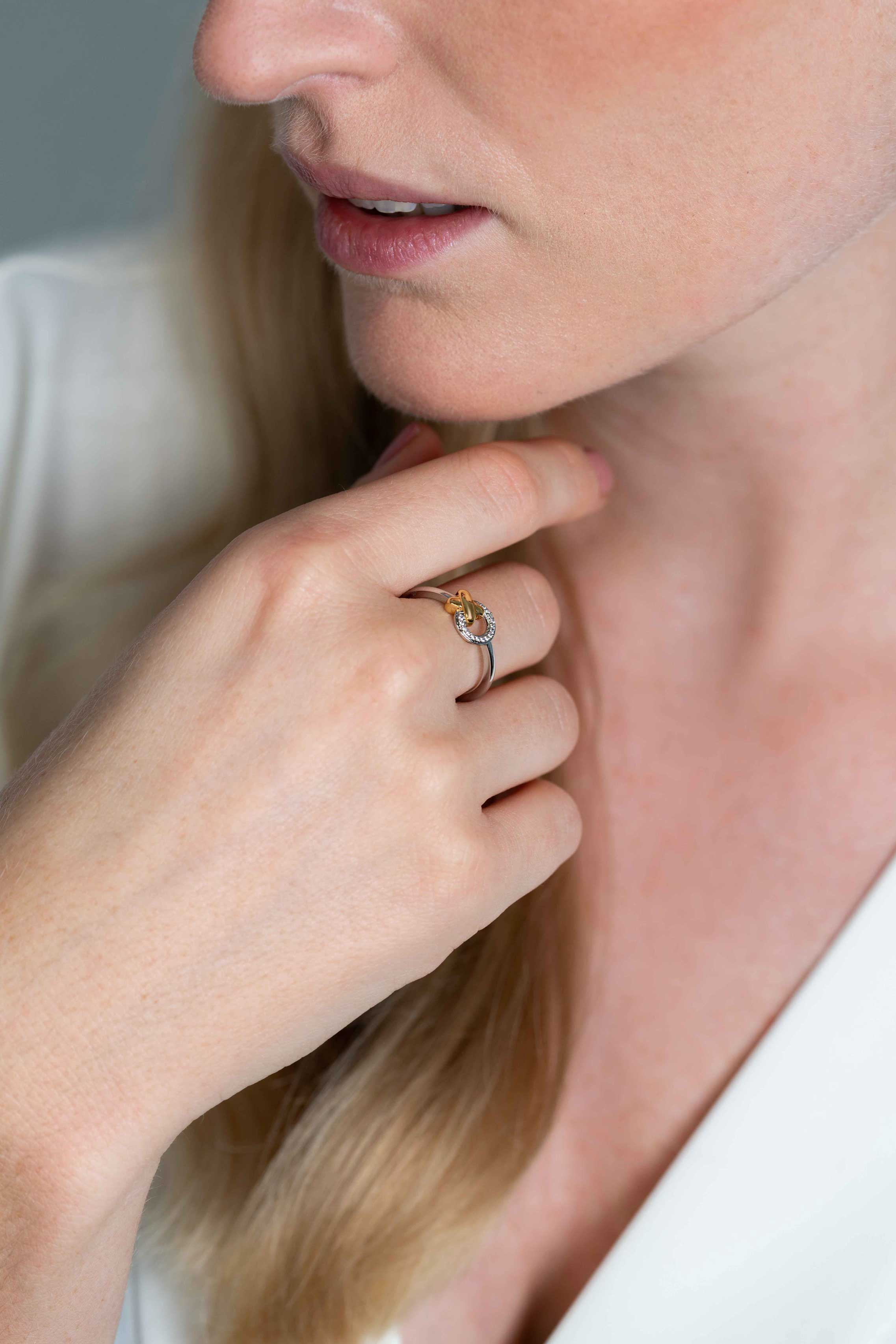 ZINZI zilveren ring met extra 14K geel vergulde X-vorm en ronde vorm met witte zirconia's ZIR2260C