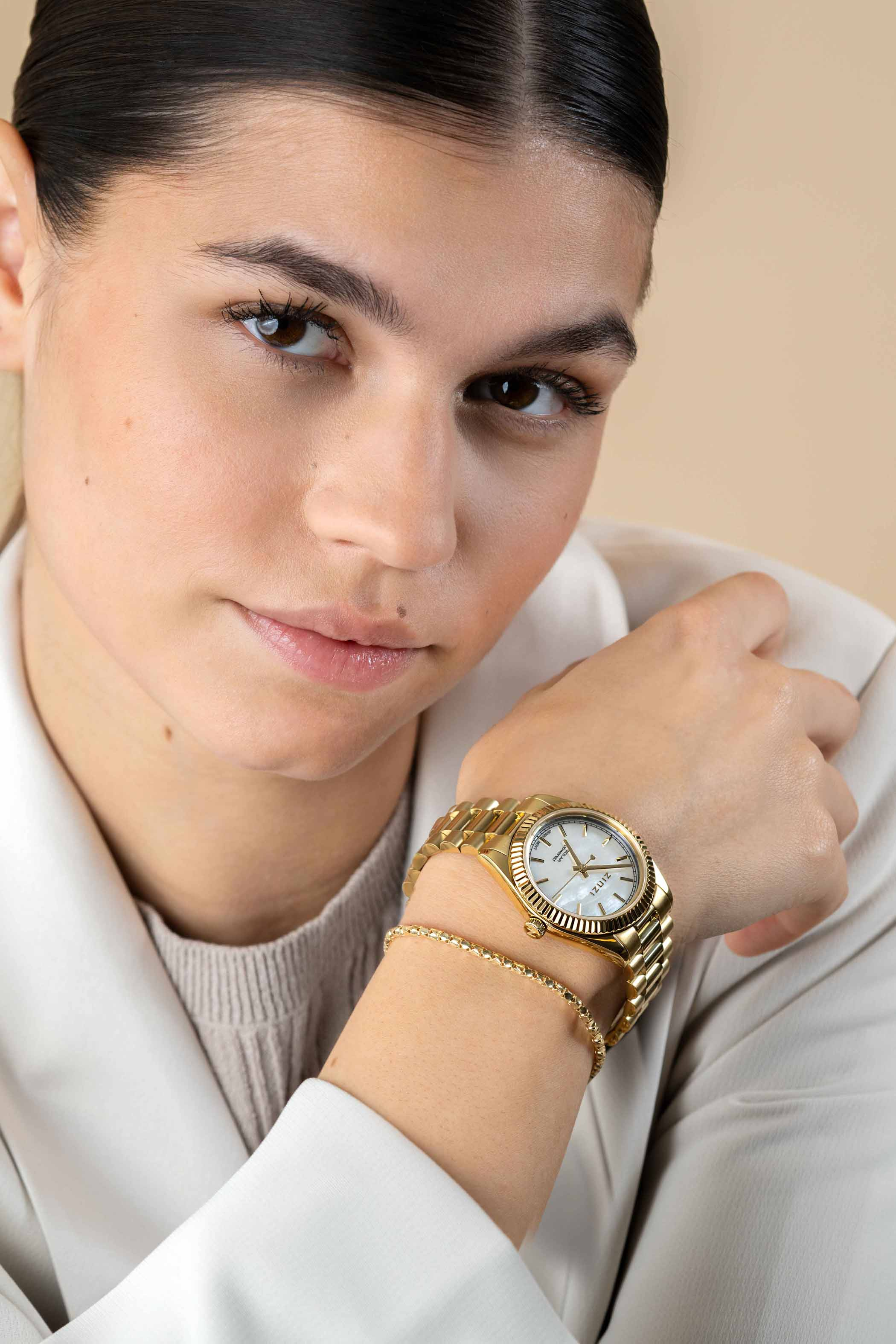 ZINZI Solaris horloge met witte parelmoer wijzerplaat, stalen geelgoudkleurige kast 35mm en stalen band met clip-sluiting. Het Japanse uurwerk loopt op zon- en kunstlicht ZIW2134