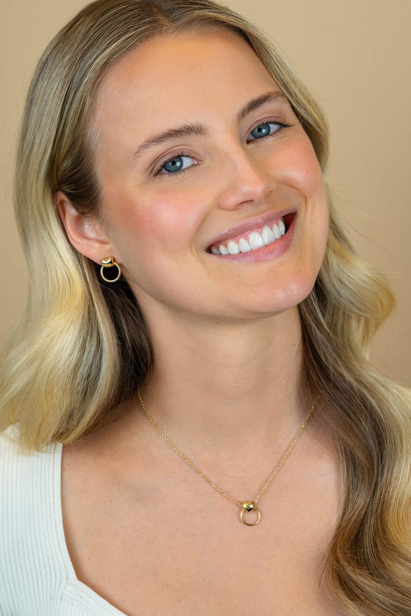 16mm ZINZI gold plated zilveren oorstekers met hart en open ring ZIO2759