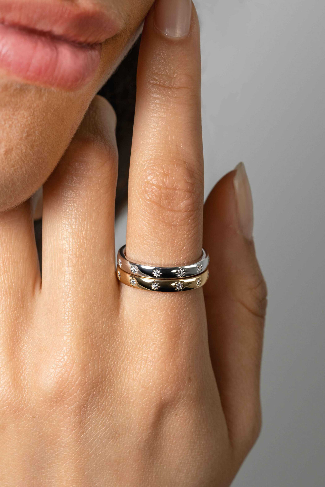 ZINZI gold plated zilveren aanschuifring met zeven ster-zettingen, bezet met witte zirconia's 3mm breed ZIR2491YC