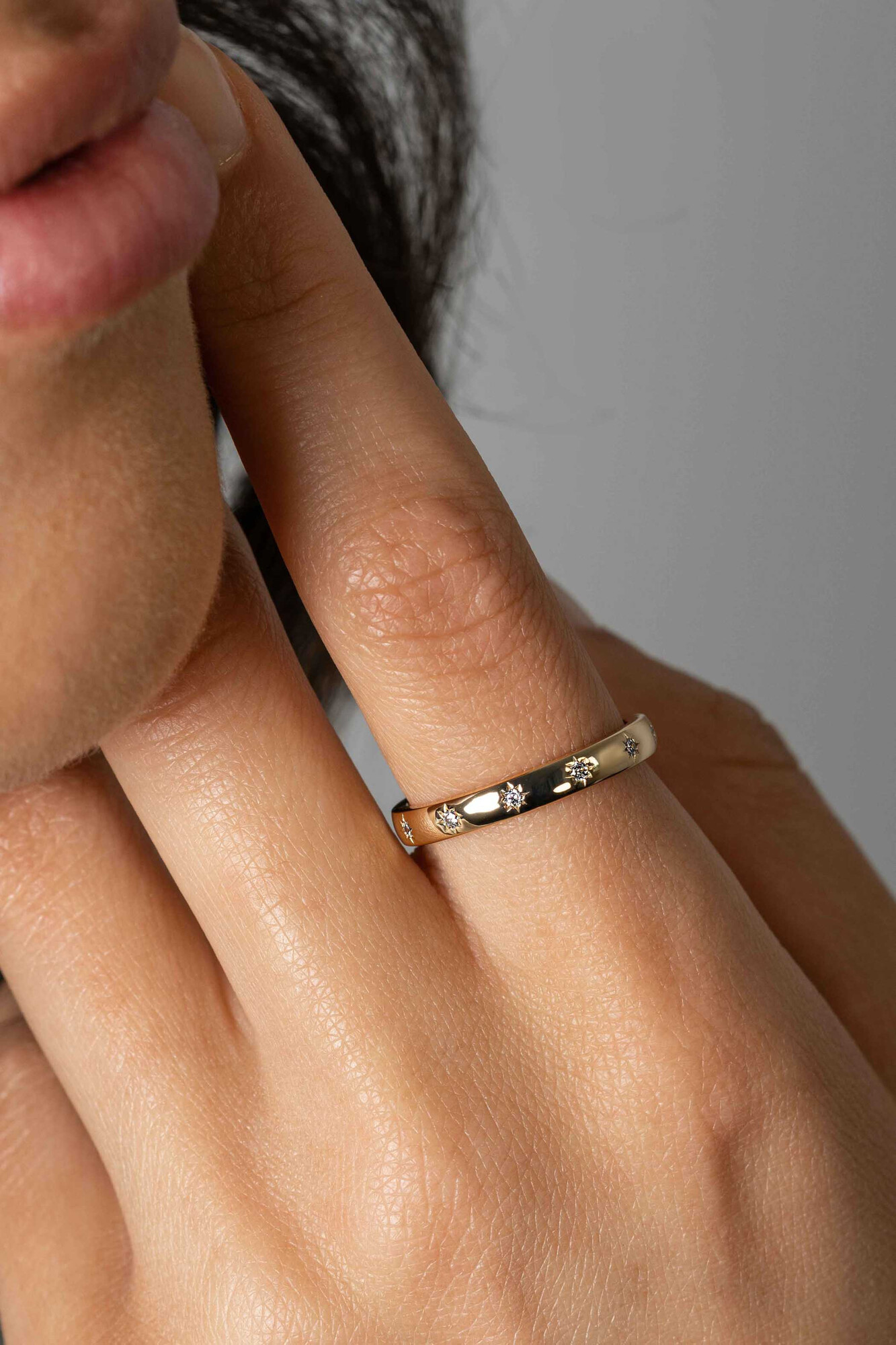 ZINZI gold plated zilveren aanschuifring met zeven ster-zettingen, bezet met witte zirconia's 3mm breed ZIR2491YC