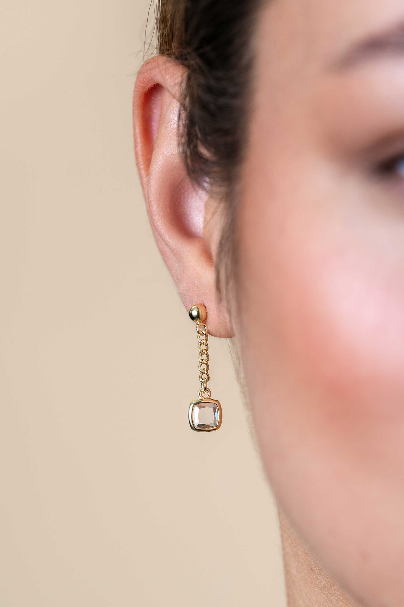 25mm ZINZI gold plated zilveren oorstekers met gourmet kettinkje en vierkante zetting bezet met witte zirconia ZIO2417Y
