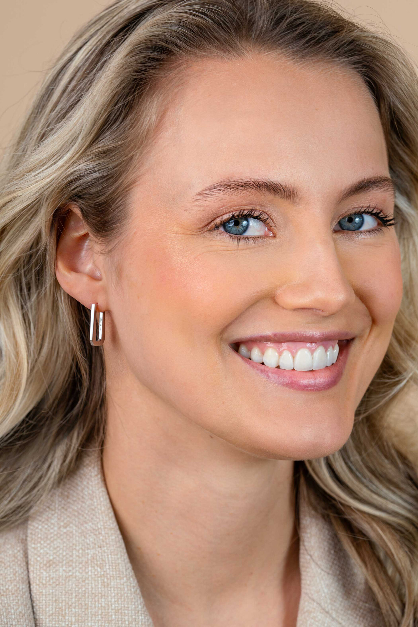 20mm ZINZI zilveren rechthoekige oorringen, strakke buis met modern design, luxe klapsluiting ZIO2879