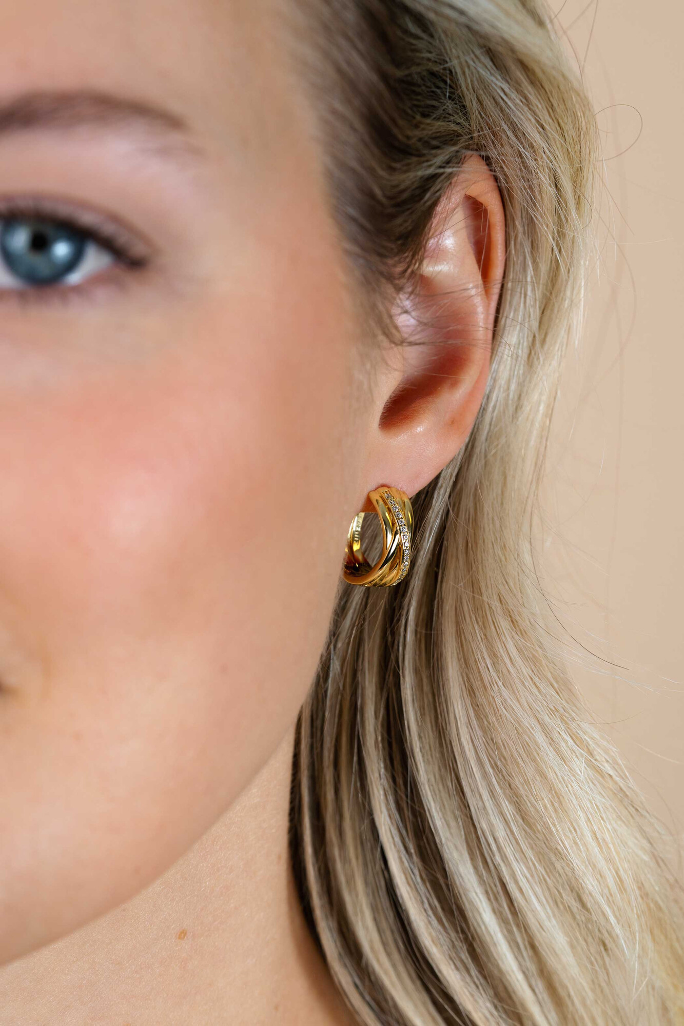 17mm ZINZI gold plated zilveren cross-over oorringen met luxe scharniersluiting 7mm breed ZIO1790Y