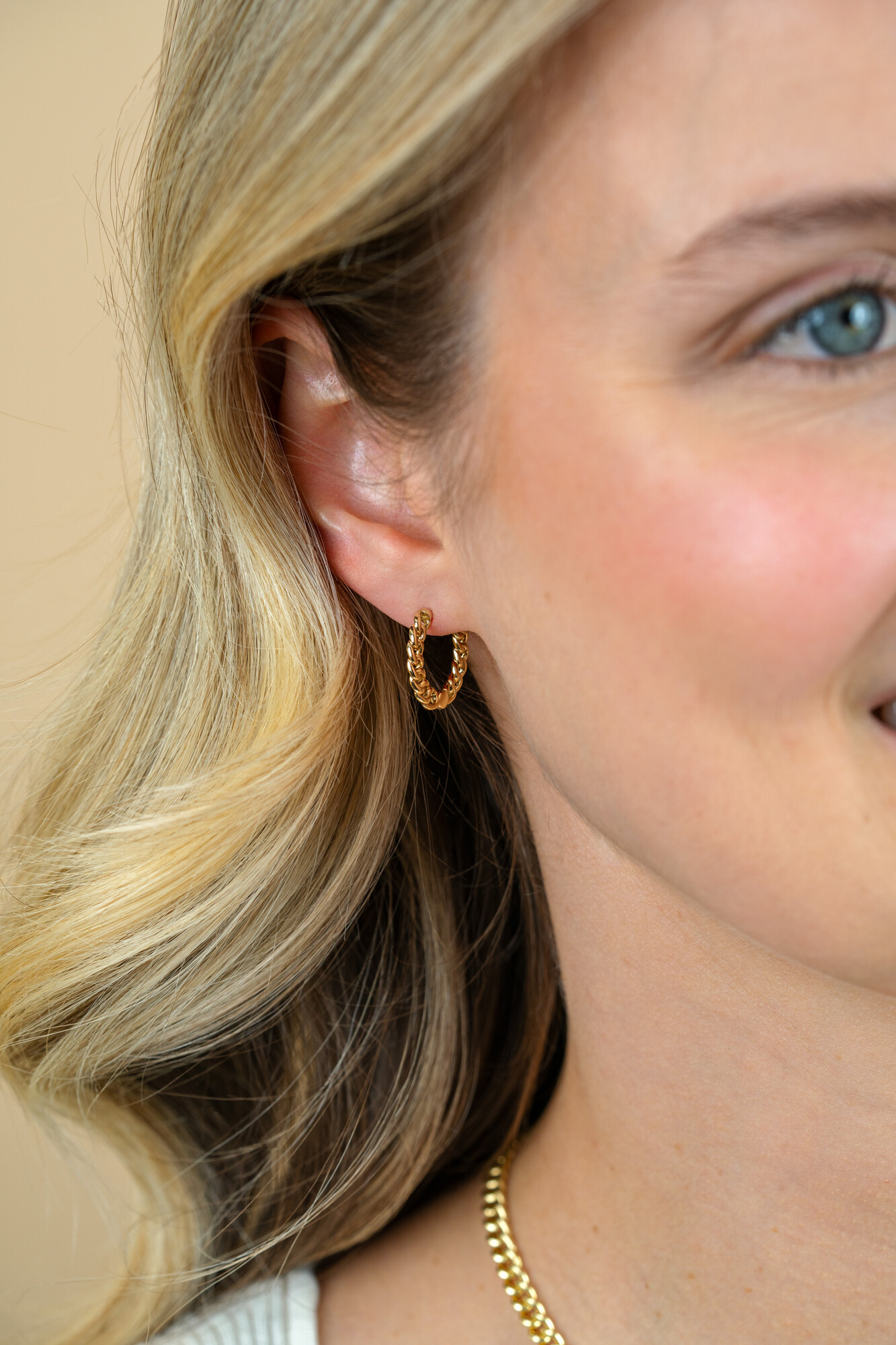 17mm ZINZI gold plated zilveren oorringen, vanaf zijkant gourmet schakel zichtbaar, 2mm breed, met luxe klapsluiting  ZIO1414G