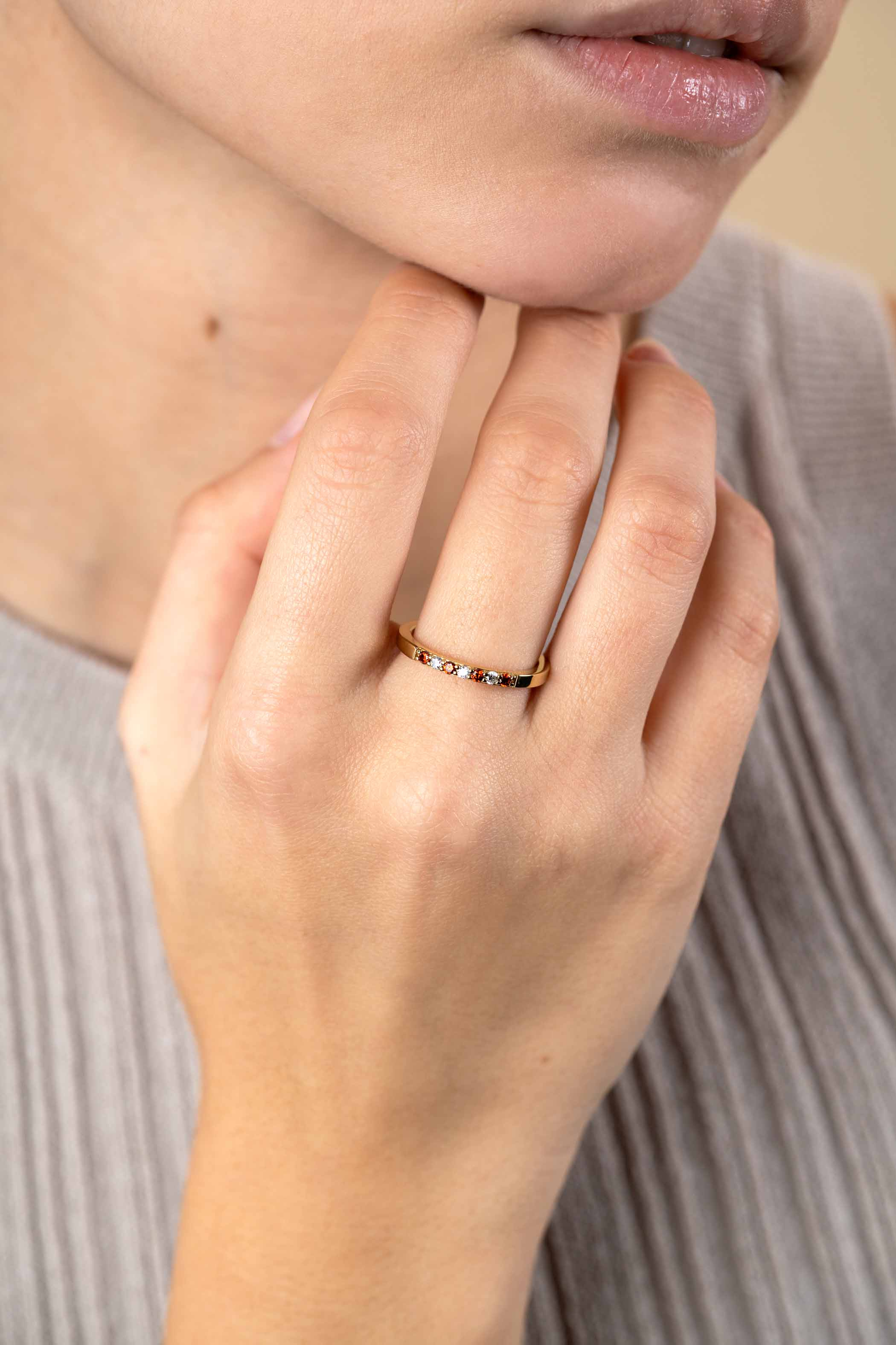 ZINZI gold plated zilveren aanschuifring 2mm breed in chatonzettingen bezet met rood granaat kleurstenen en witte zirconia's ZIR2558C