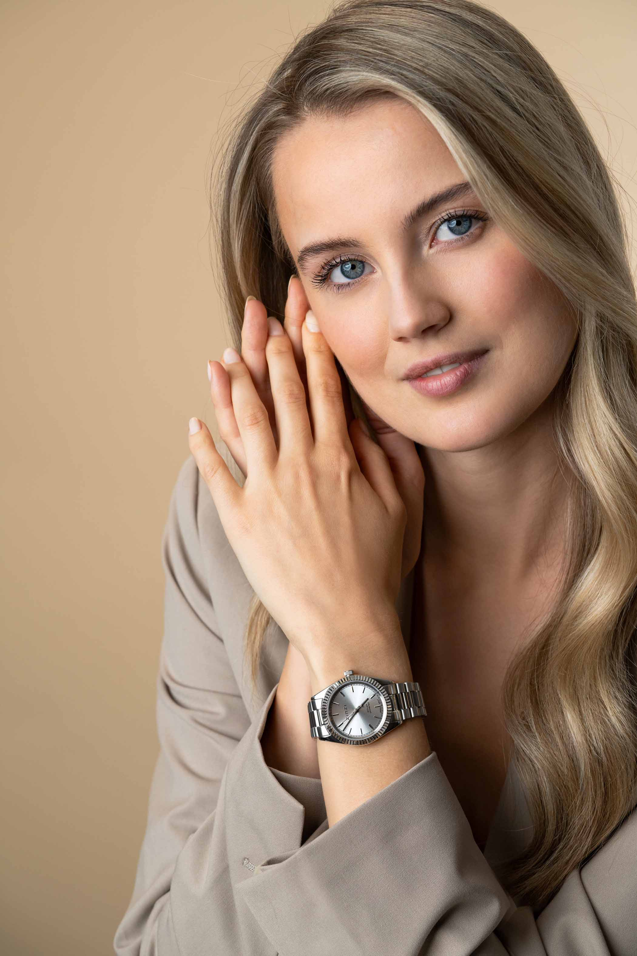 ZINZI Solaris horloge met zilverkleurige wijzerplaat, stalen kast 35mm en stalen band met clip-sluiting. Het Japanse uurwerk loopt op zon- en kunstlicht ZIW2102
