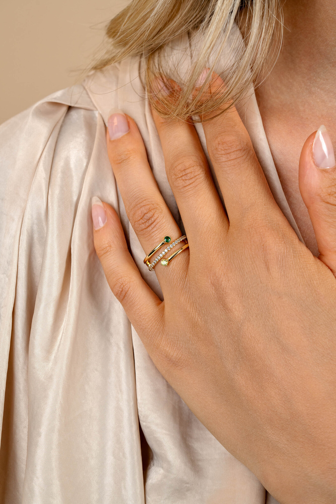 ZINZI gold plated zilveren multi-look ring (9mm breed) met 3 rijen, bezet met groene kleurstenen en witte zirconia's ZIR2646GC