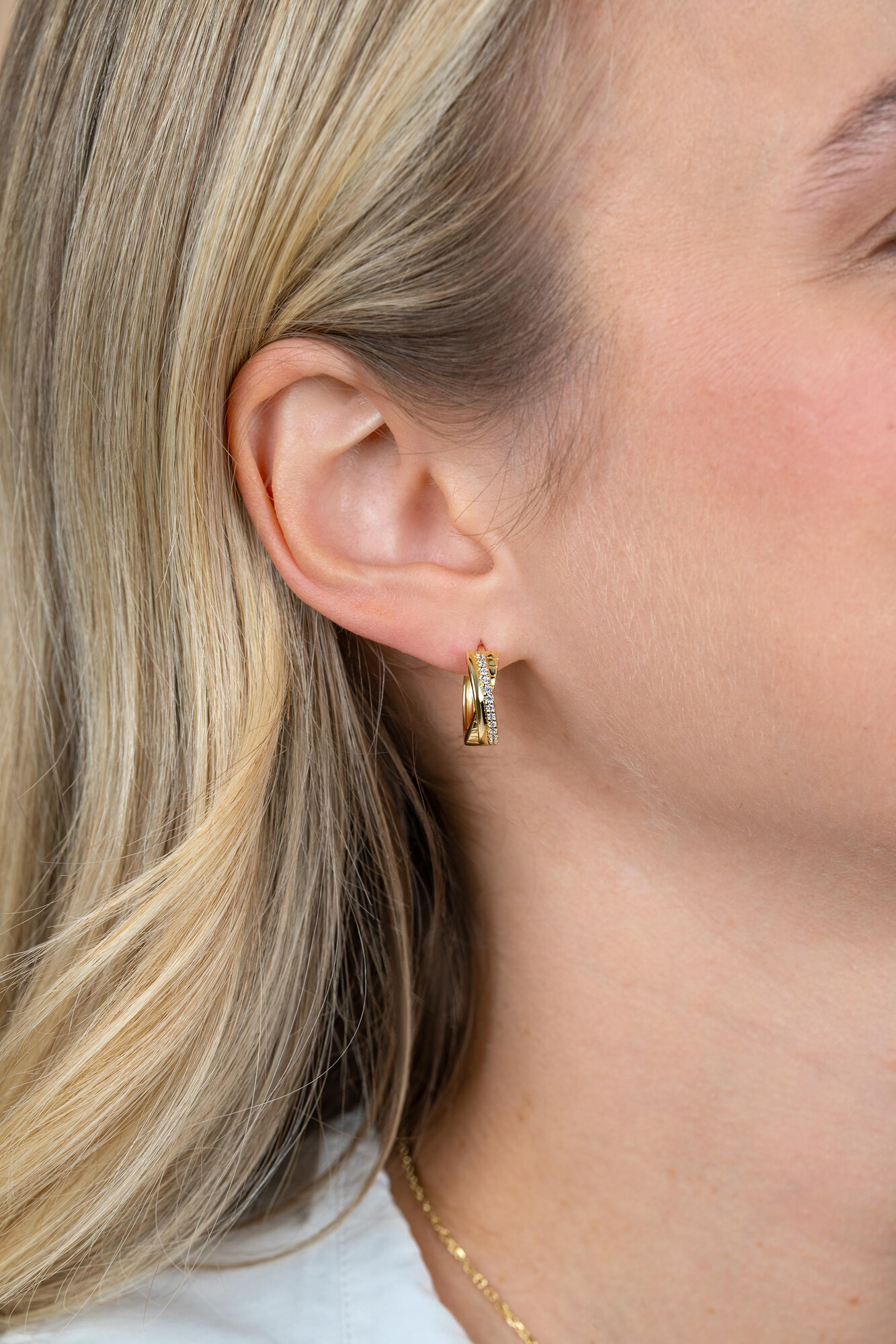 16,5mm ZINZI goldplated zilveren cross-over oorringen met luxe scharniersluiting 5mm breed ZIO2801