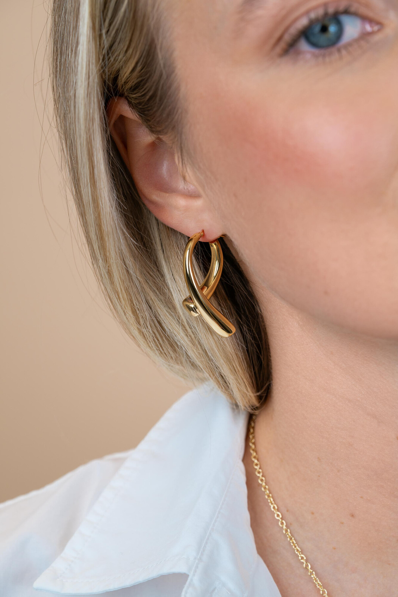 35mm ZINZI goldplated zilveren grote oorringen in organische druppelvorm met vloeiende lijnen en handige bovensluiting ZIO2786G