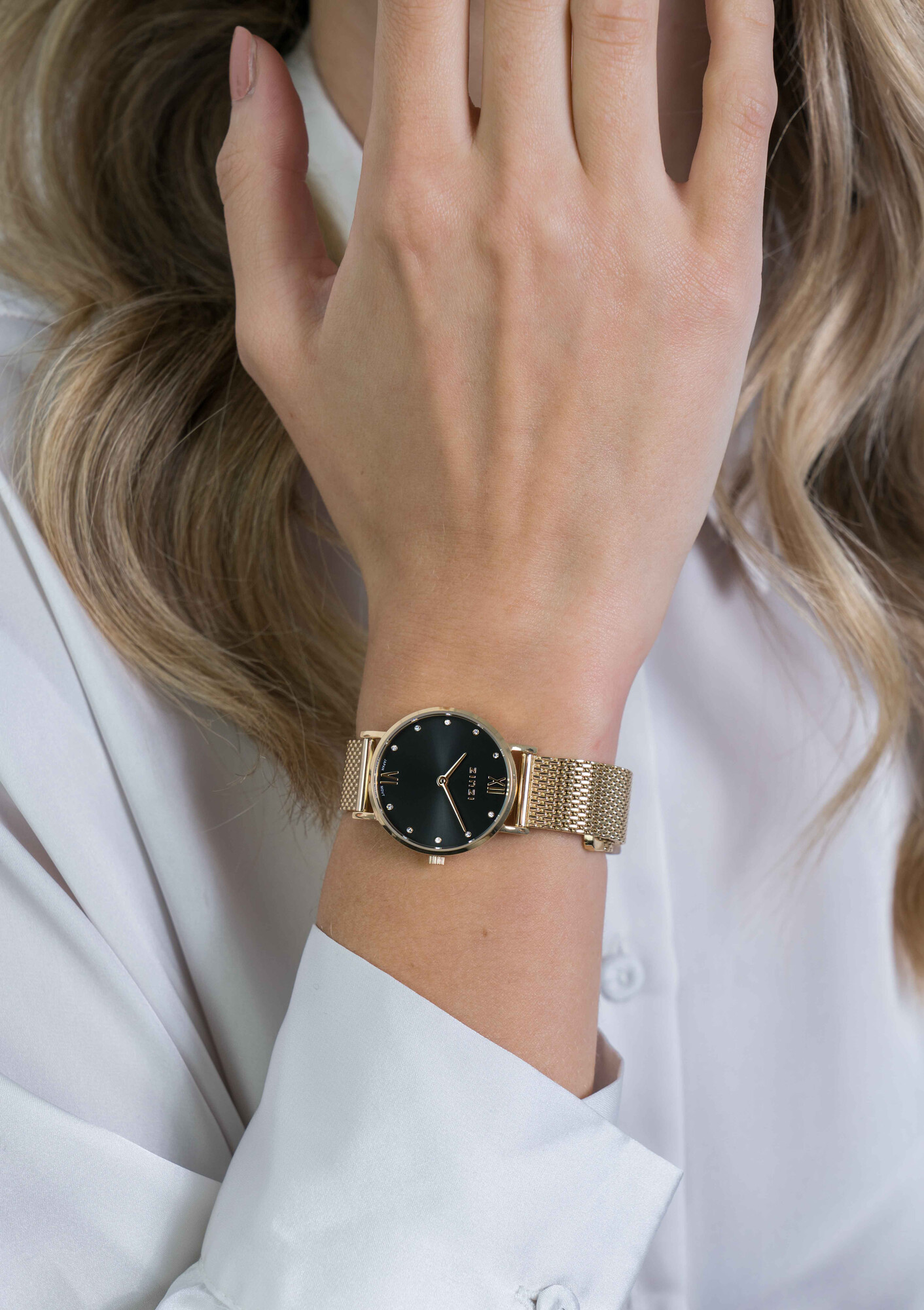 ZINZI Lady Crystal horloge zwarte wijzerplaat, geelgoudkleurige kast en stalen mesh band, witte crystals bij uuraanduiding, 28mm ZIW643M
