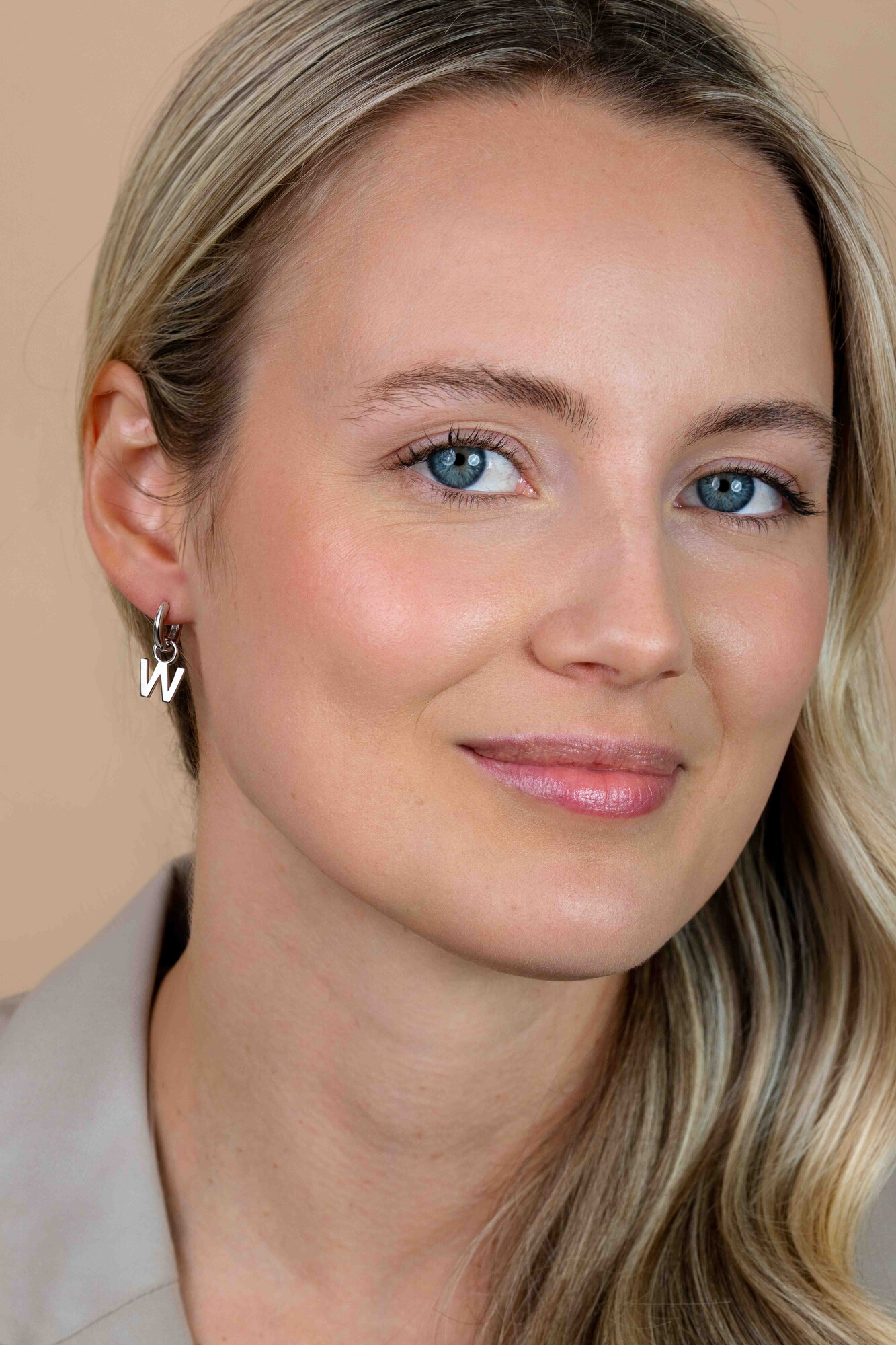 ZINZI zilveren letter oorbedel W per stuk geprijsd ZICH2144W. (zonder oorringen).